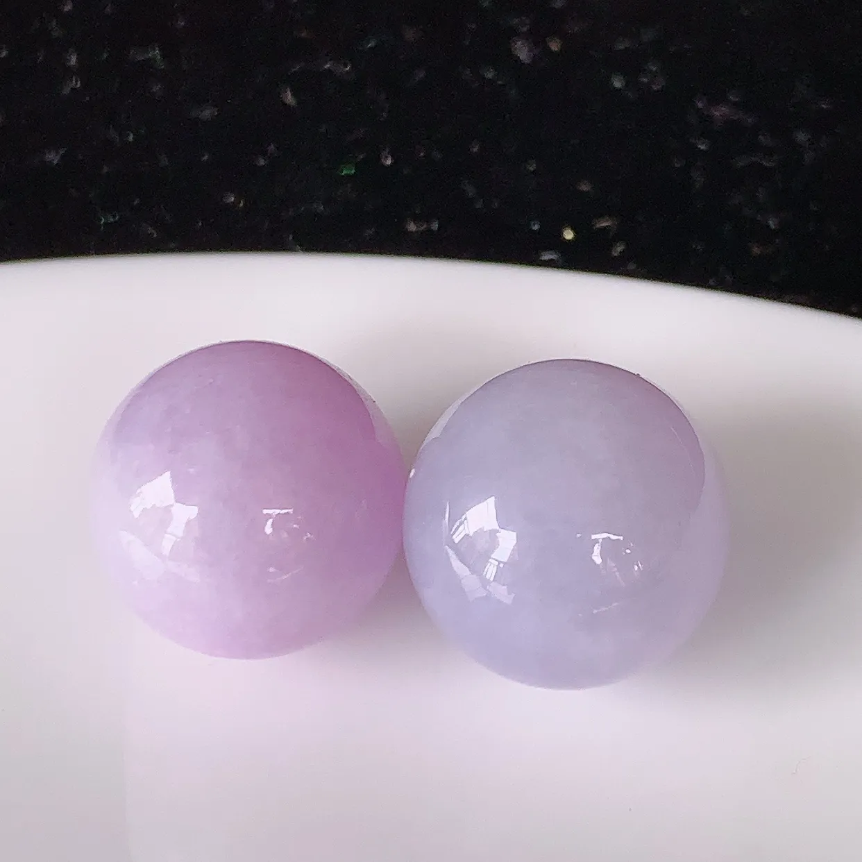 自然光实拍，紫罗兰翡翠一对圆珠、转运珠吊坠，寓意“时来运转，财源滚滚” 寓意佳，荧光灼灼，转运珠佩戴