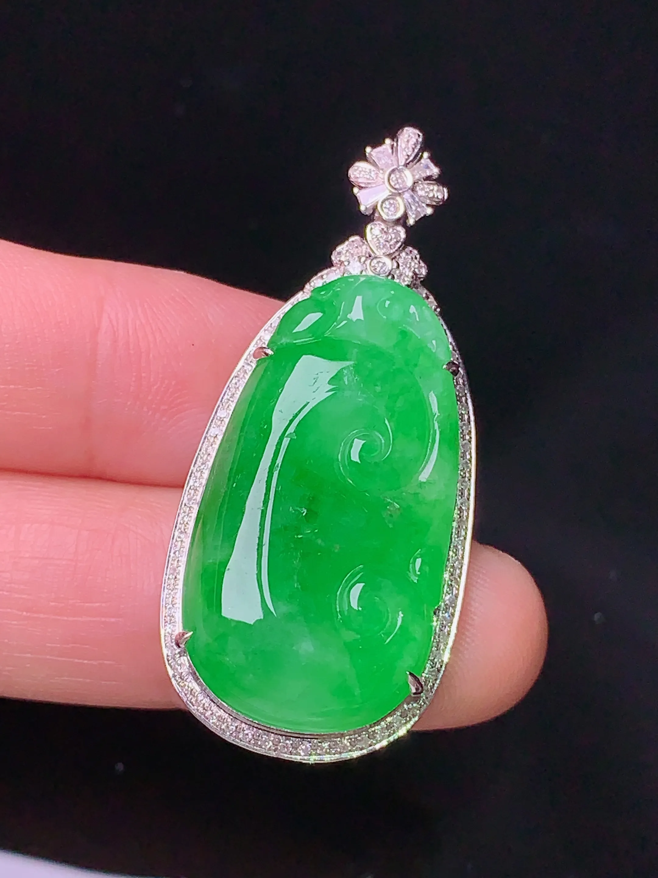 18k金钻镶嵌翠绿如意吊坠 玉质细腻 色泽清新艳丽 整体尺寸40.8*18.7*9.2