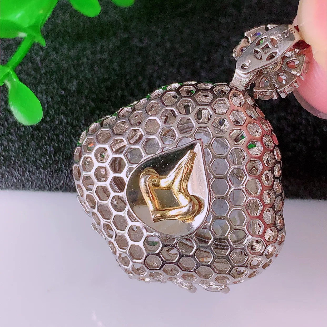 冰透满绿翡翠925银镶嵌佛公吊坠，自然光实拍，翠色灵动，颜色漂亮，种老水足，品相佳，佩戴佳品！#97.10整体34.2-26.5*13裸石20*14.5