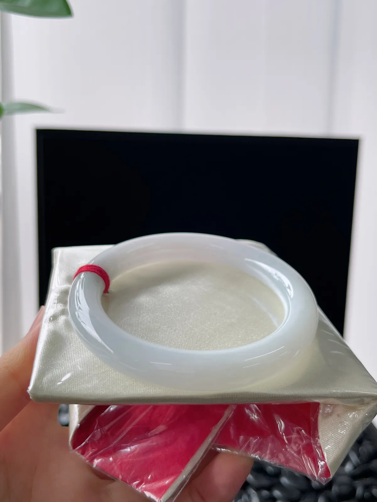 圆镯53圈口，翡翠糯化种白色手镯