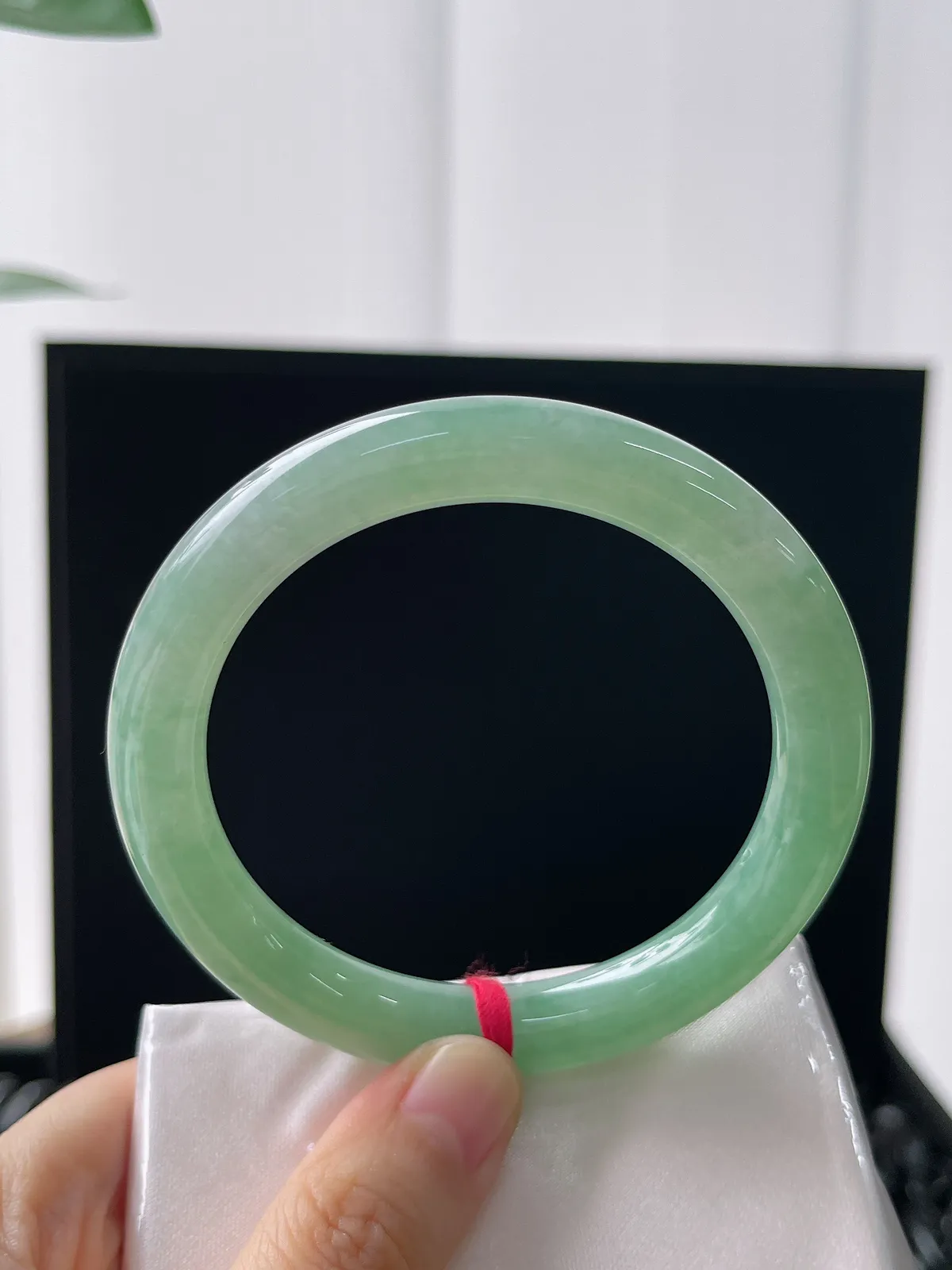 圆镯57圈口，翡翠冰糯种浅绿色手镯