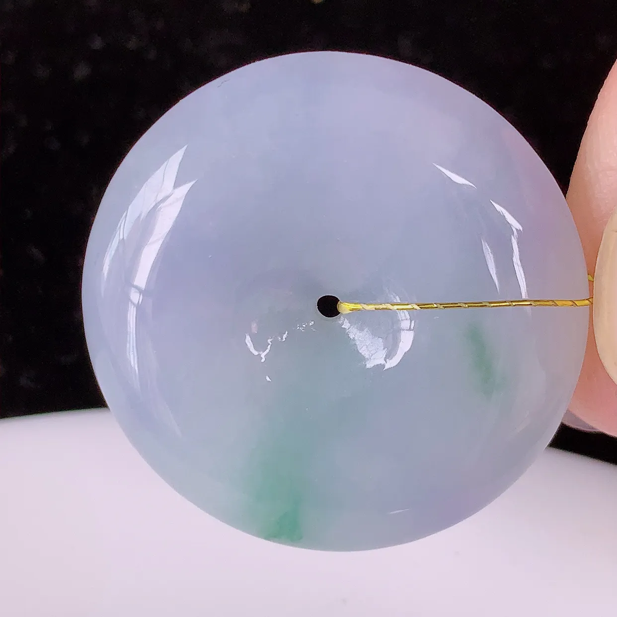 自然光实拍，冰春带彩翡翠平安扣吊坠，玉扣，平安是福；很美的料子，平安扣佩戴优雅迷人！#35.18