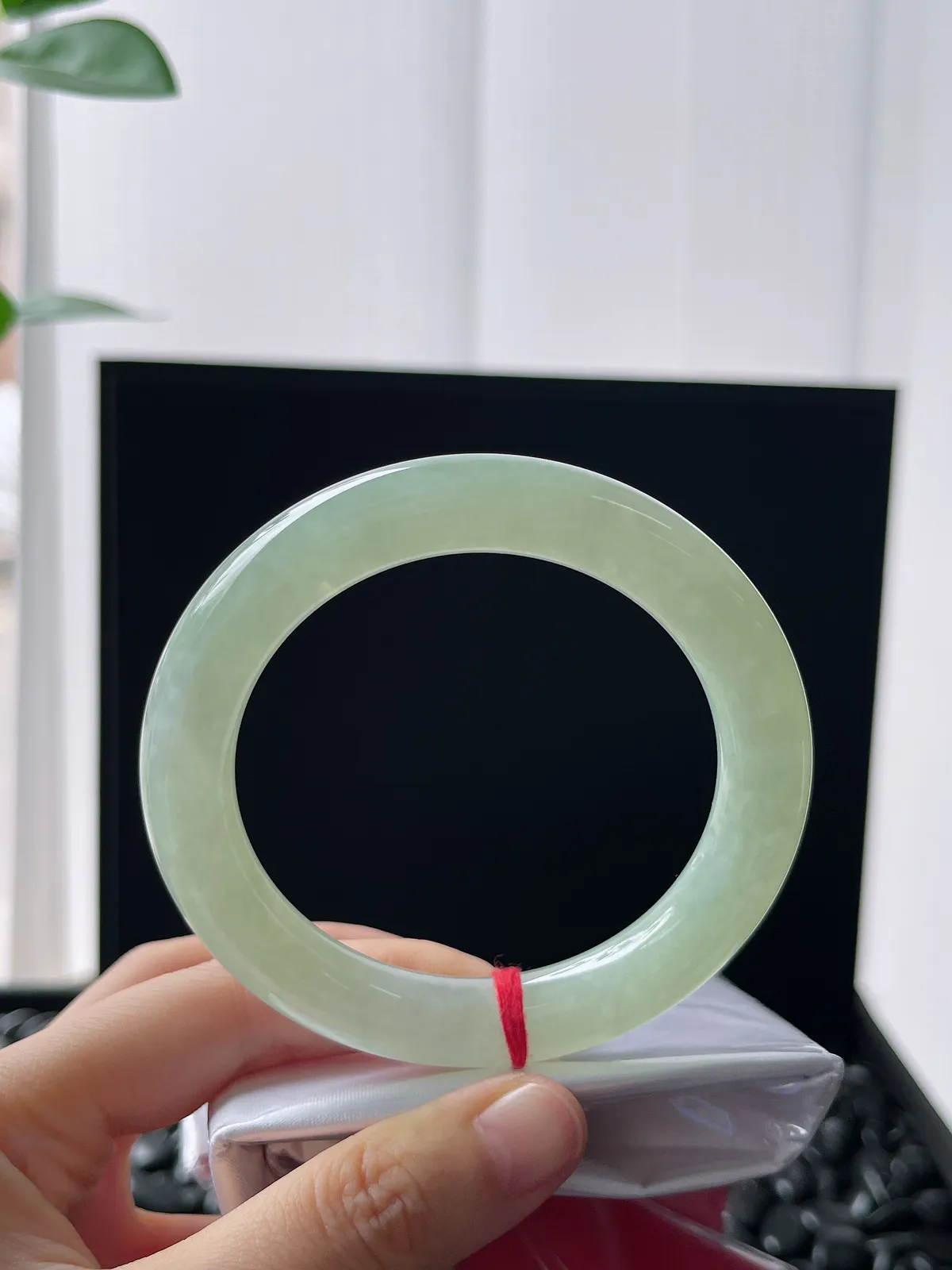 圆镯55.6圈口，翡翠冰糯种浅绿色手镯