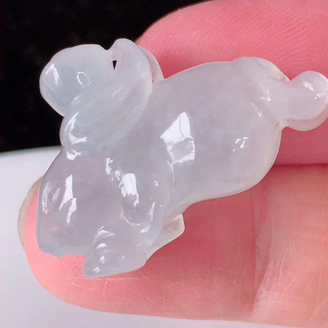 自然光实拍，冰种翡翠生肖玉兔吊坠，翠色灵动，种老水足，寓意好，品相佳，佩戴佳品！#81.10