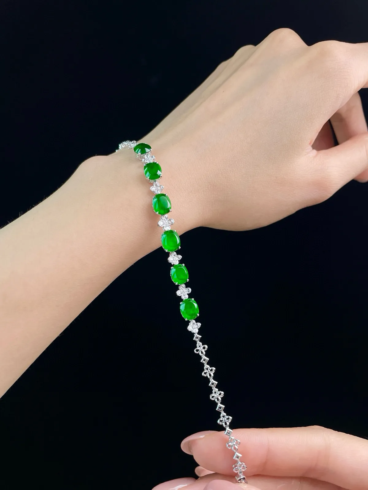 18k镶嵌 辣绿蛋面手链 6颗