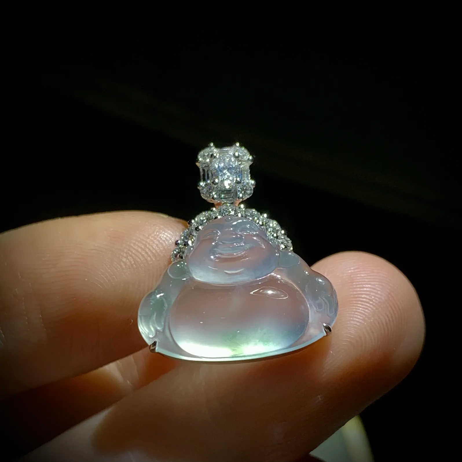 【镶嵌新品】，笑口常开弥勒佛，
裸石约18.6-13.5-5mm，
整体18.6-22-6.6mm，
18K金，南非钻，