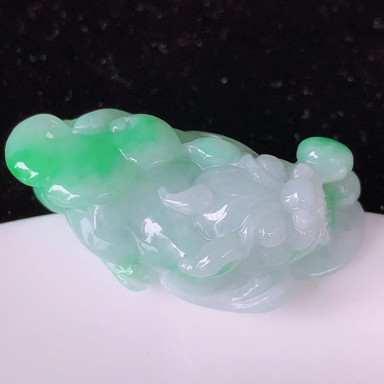 自然光实拍，冰润飘绿翡翠招财貔貅吊坠，民间有“一摸貔貅运程旺盛，再摸貔貅财运滚滚，三摸貔貅平步青云 ”的美好祝愿。#81.10