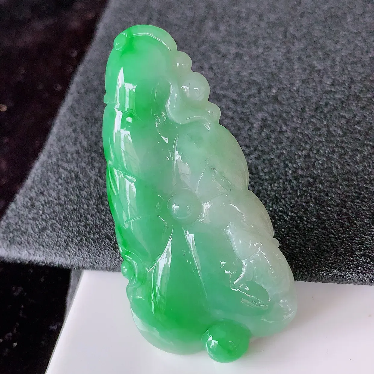 自然光实拍，冰润飘绿翡翠荷叶鱼、和和美美玉坠，财源广进，自然隐逸、荷本是素不着尘之物，有和美之寓意。#05.10