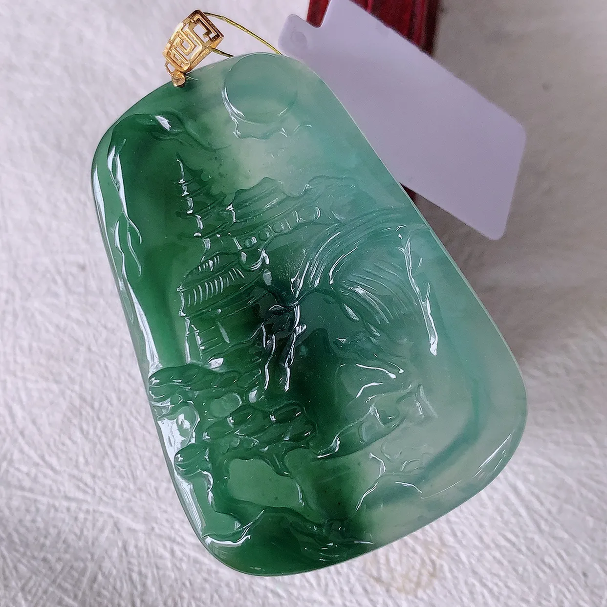 自然光实拍，18K金镶嵌冰种飘花翡翠山水牌吊坠，立体生动形象，山水素材布局合理，意境感佳，佩戴上身效果更高贵 #35.10整体59裸石52*36.5*4.5