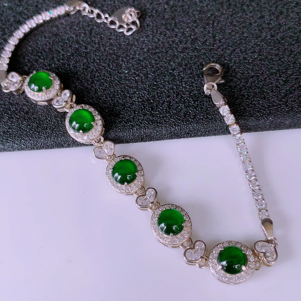 冰透满绿翡翠925银镶嵌手链，自然光实拍，翠色灵动，颜色漂亮，种老水足，品相佳，佩戴佳品！#97.10取一整体9*8*5.5裸石5.5*5.5