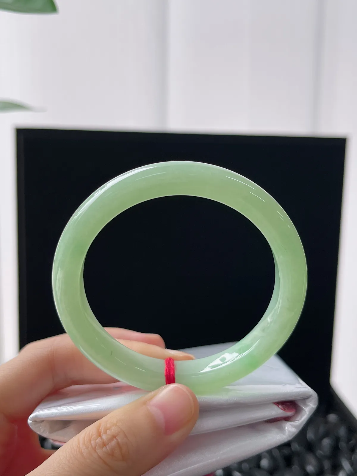 正圈52圈口，翡翠冰糯种浅绿色手镯