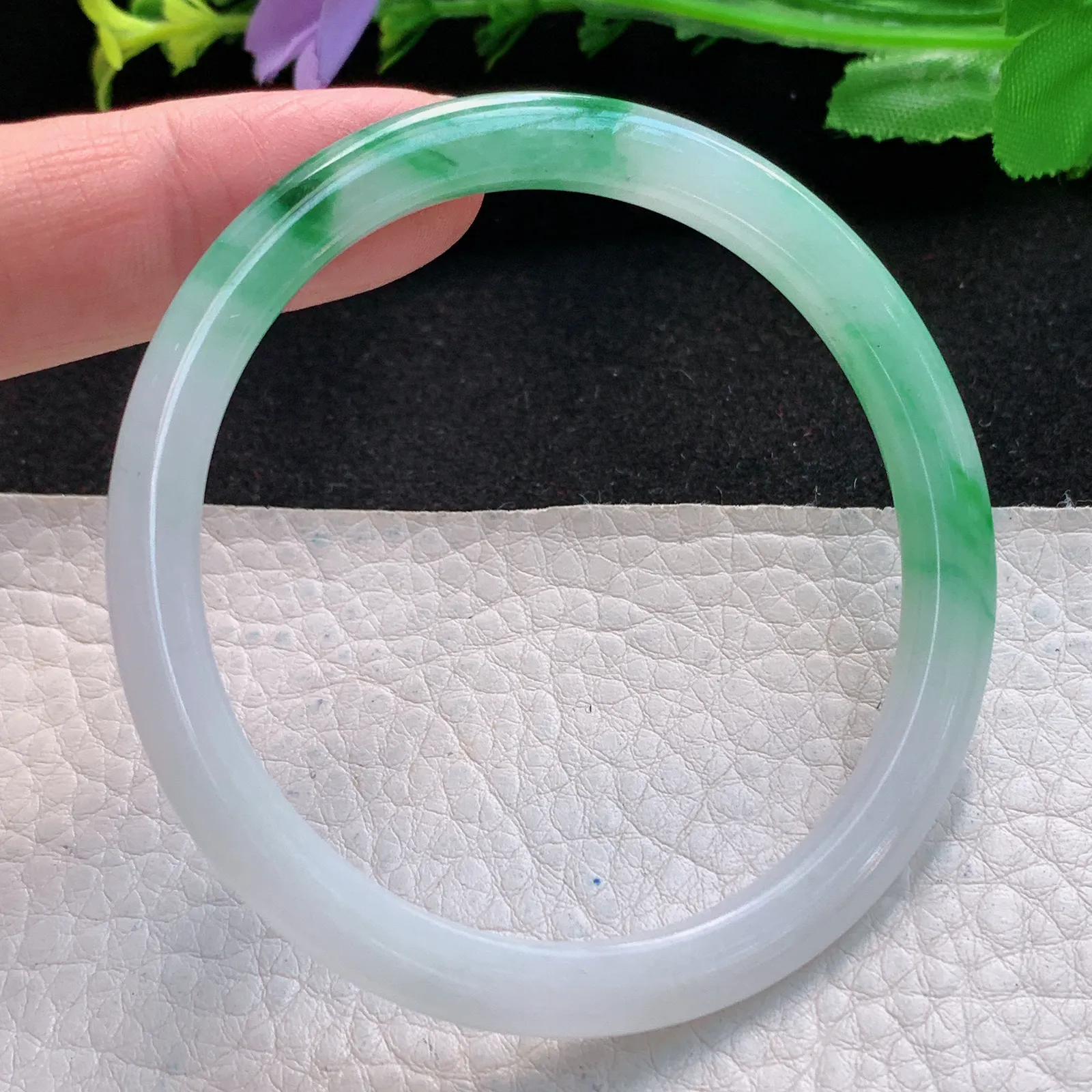 jl自然光54.5*5.3*6.4美人镯 缅甸翡翠a货精美辣绿圆条玉手镯 叮当镯