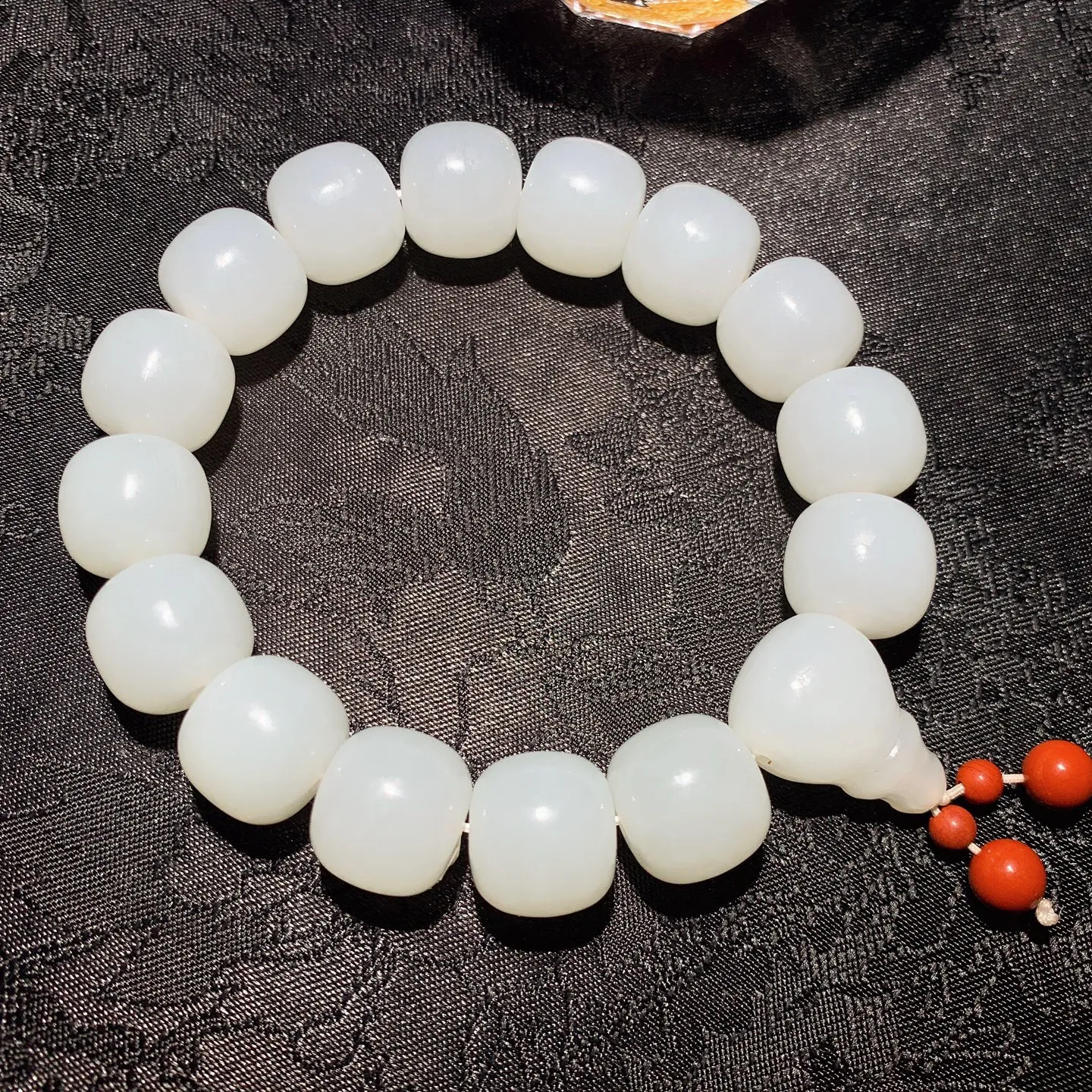 1和田玉白玉羊脂白老型珠手串。单颗尺寸13/14！玉质细腻油润。手推出油。佩戴高端典雅。lt251111