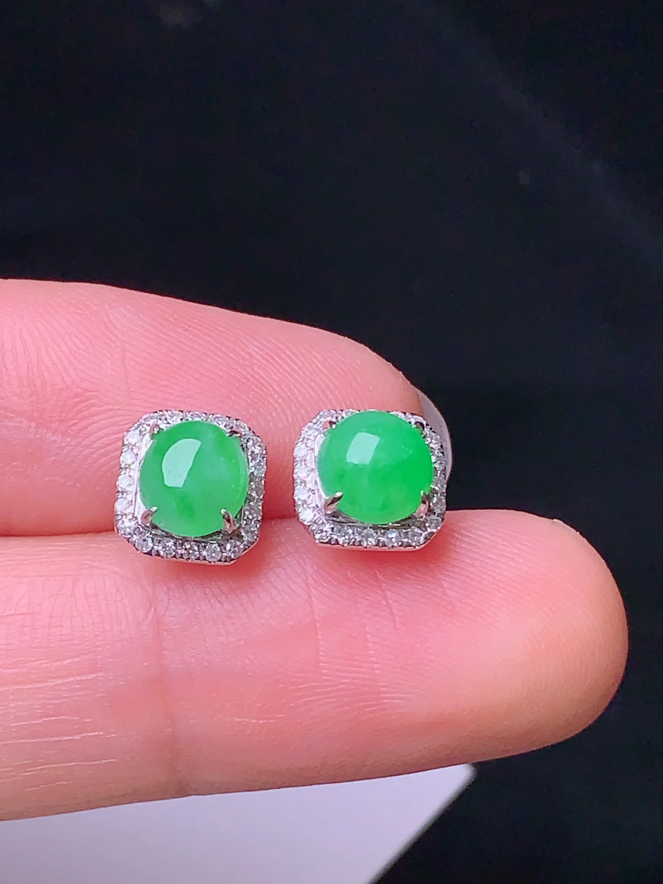 18k金钻镶嵌翠绿蛋面耳钉 玉质细腻 色泽清新艳丽 整体尺寸7.7*7.3*4.2
