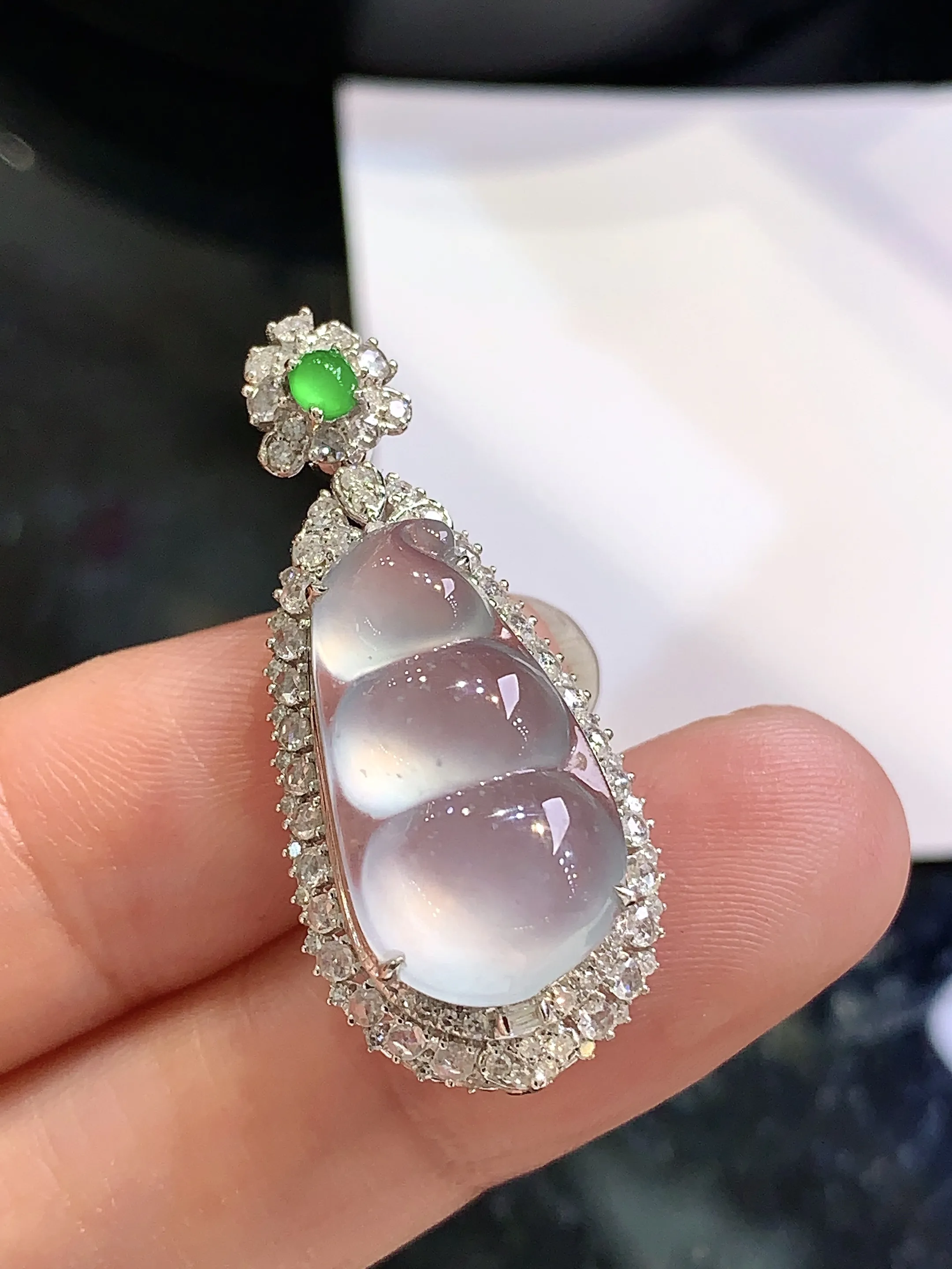 18k金钻镶嵌冰种四季豆吊坠 玉质细腻 色泽清新艳丽 整体尺寸33.5*14.8*9.7