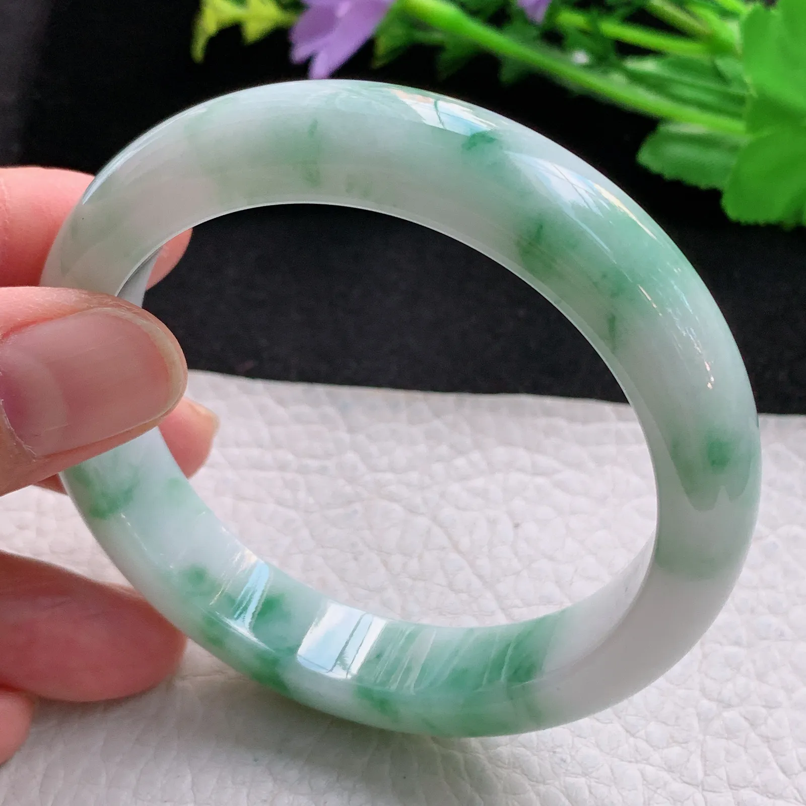 xc自然光57*12.8*8.5平安镯 缅甸翡翠a货精美飘绿花宽边玉手镯 玉手环