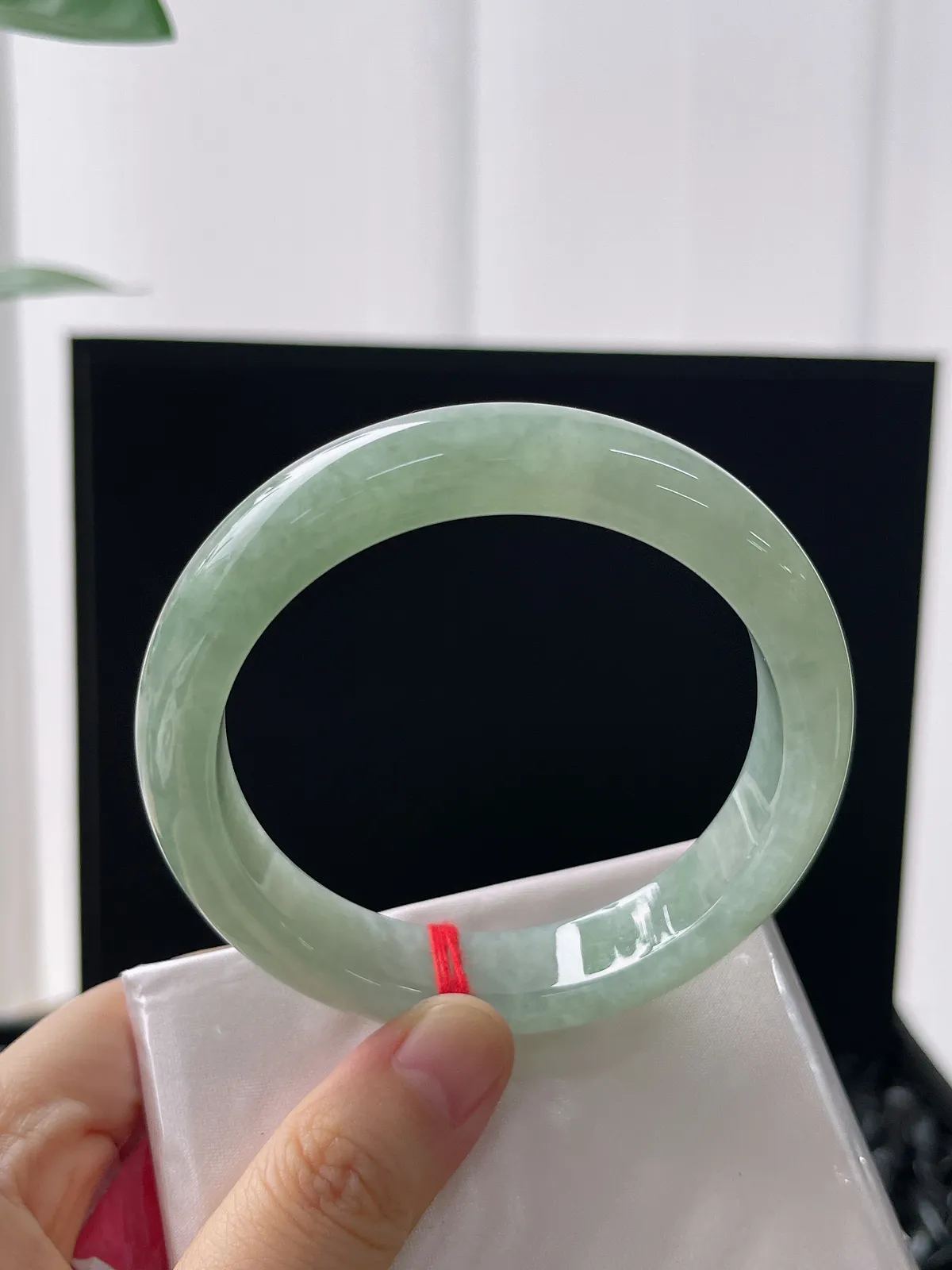 正圈58.5圈口，翡翠糯化种淡绿色手镯