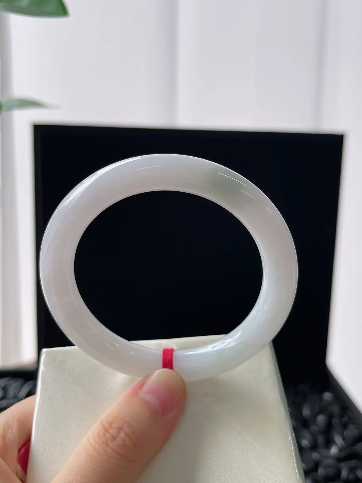 圆镯53圈口，翡翠糯化种白色手镯