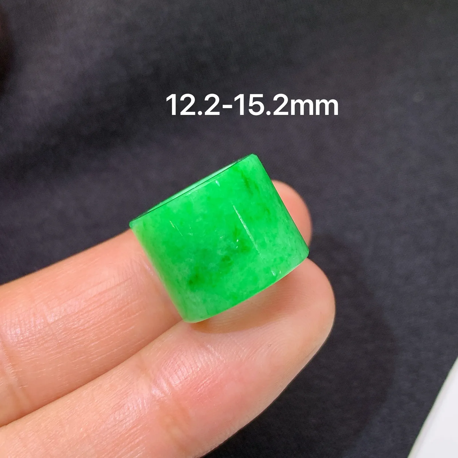 飘绿路路通，冰润色阳，玉质细腻，种水足 尺寸12.2*15.2