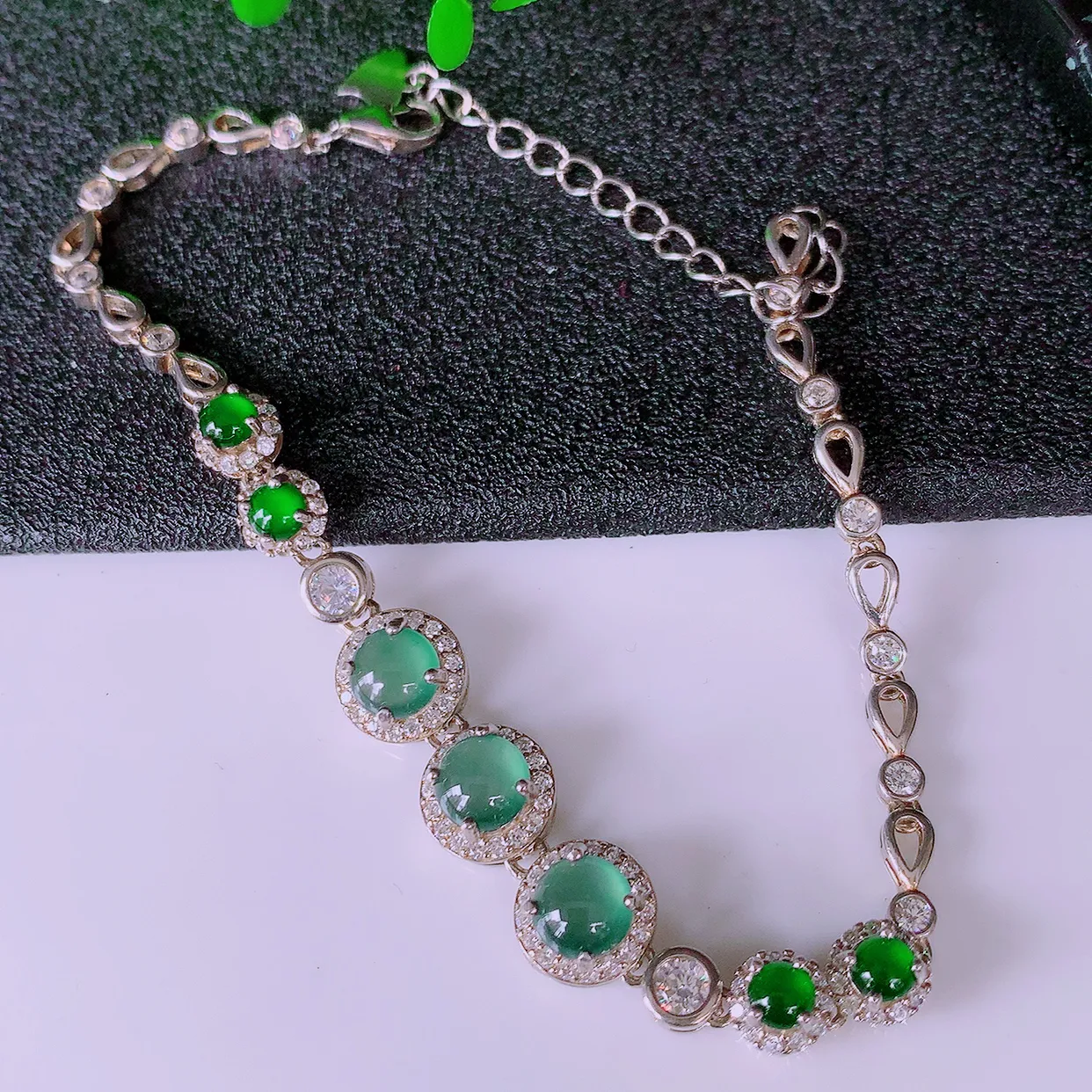 冰透满绿翡翠925银镶嵌手链，自然光实拍，翠色灵动，颜色漂亮，种老水足，品相佳，佩戴佳品！#97.10取一整体8*8*5.6裸石5.2*5.2