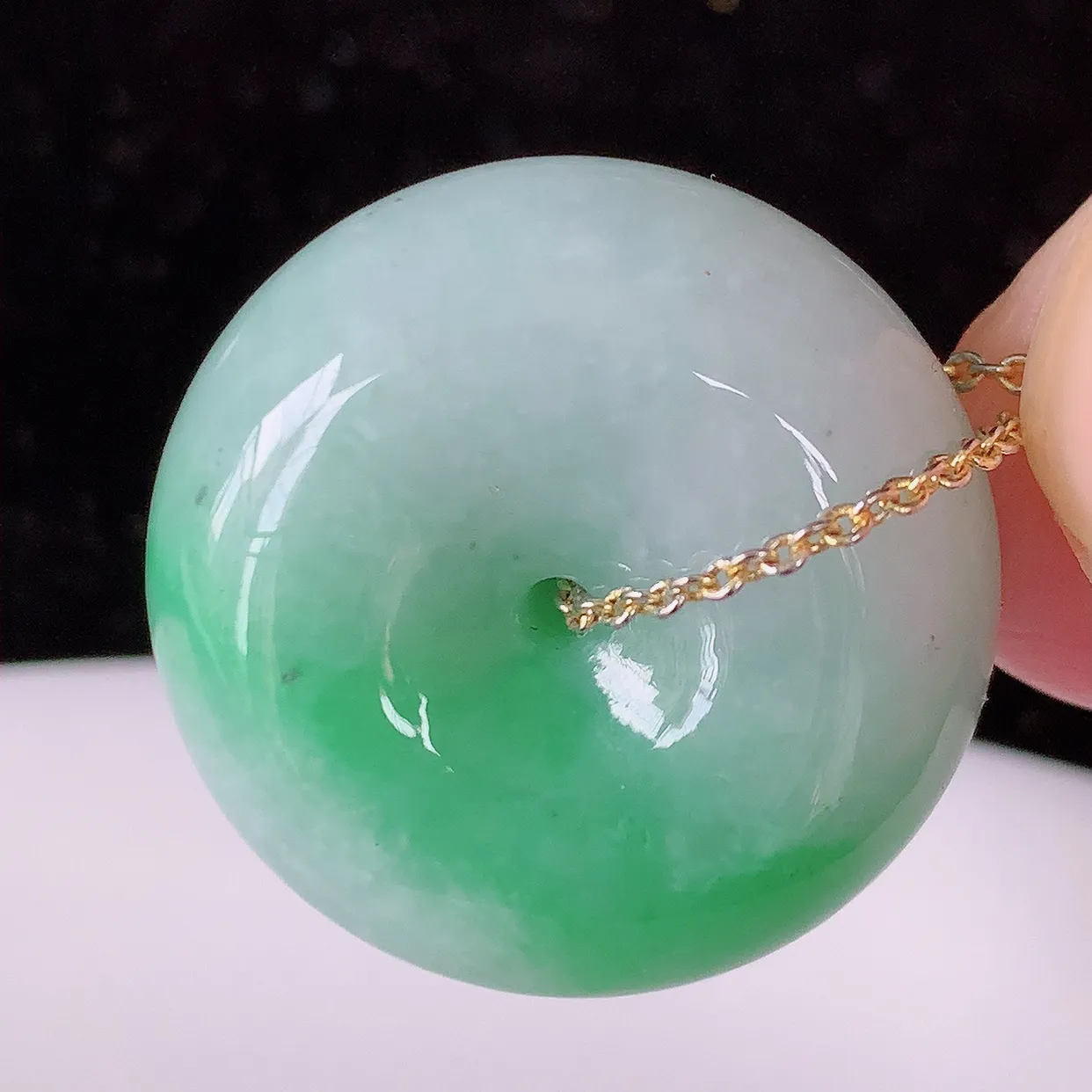 自然光实拍，冰润飘绿翡翠平安扣吊坠，形体饱满圆润，平安扣肥嘟嘟的，平平安安，平安扣种水很好，配戴精美！#05.10