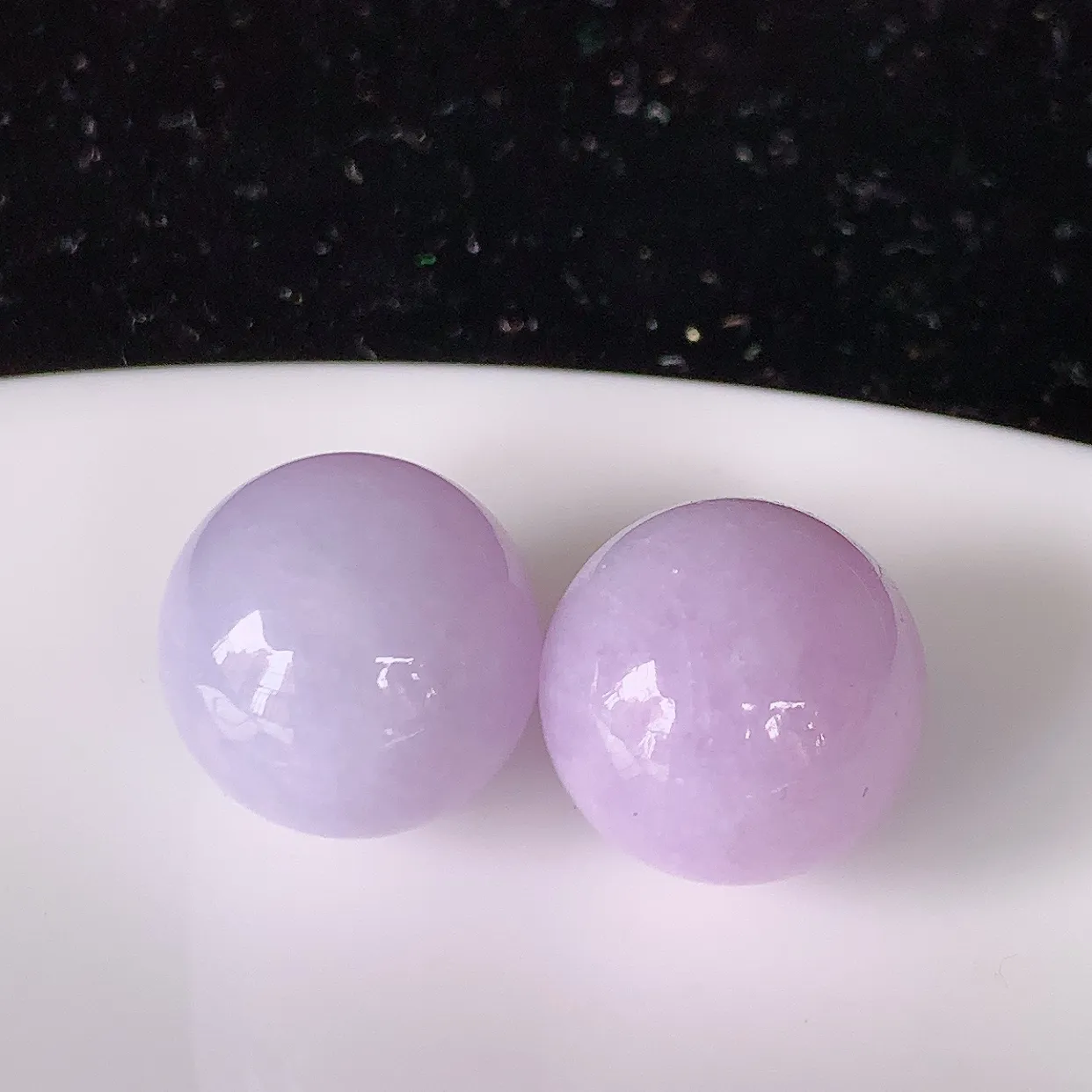 自然光实拍，紫罗兰翡翠一对圆珠、转运珠吊坠，寓意“时来运转，财源滚滚” 寓意佳，荧光灼灼，转运珠佩戴时尚优雅！#05.10尺寸12.6mm