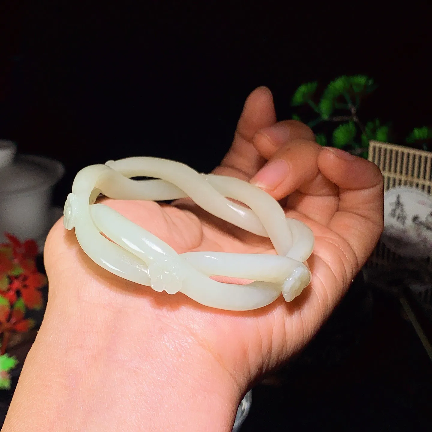 57圈口新疆和田玉白玉花开富贵手镯。57圈口条宽10厚8重34.5克。玉质细腻油润。手推出油。佩戴高端典雅。lt251111