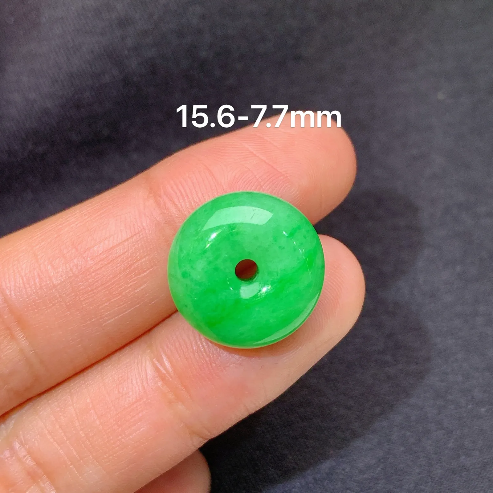 飘绿平安扣，冰润色阳，玉质细腻，种水足 尺寸15.6*7.7