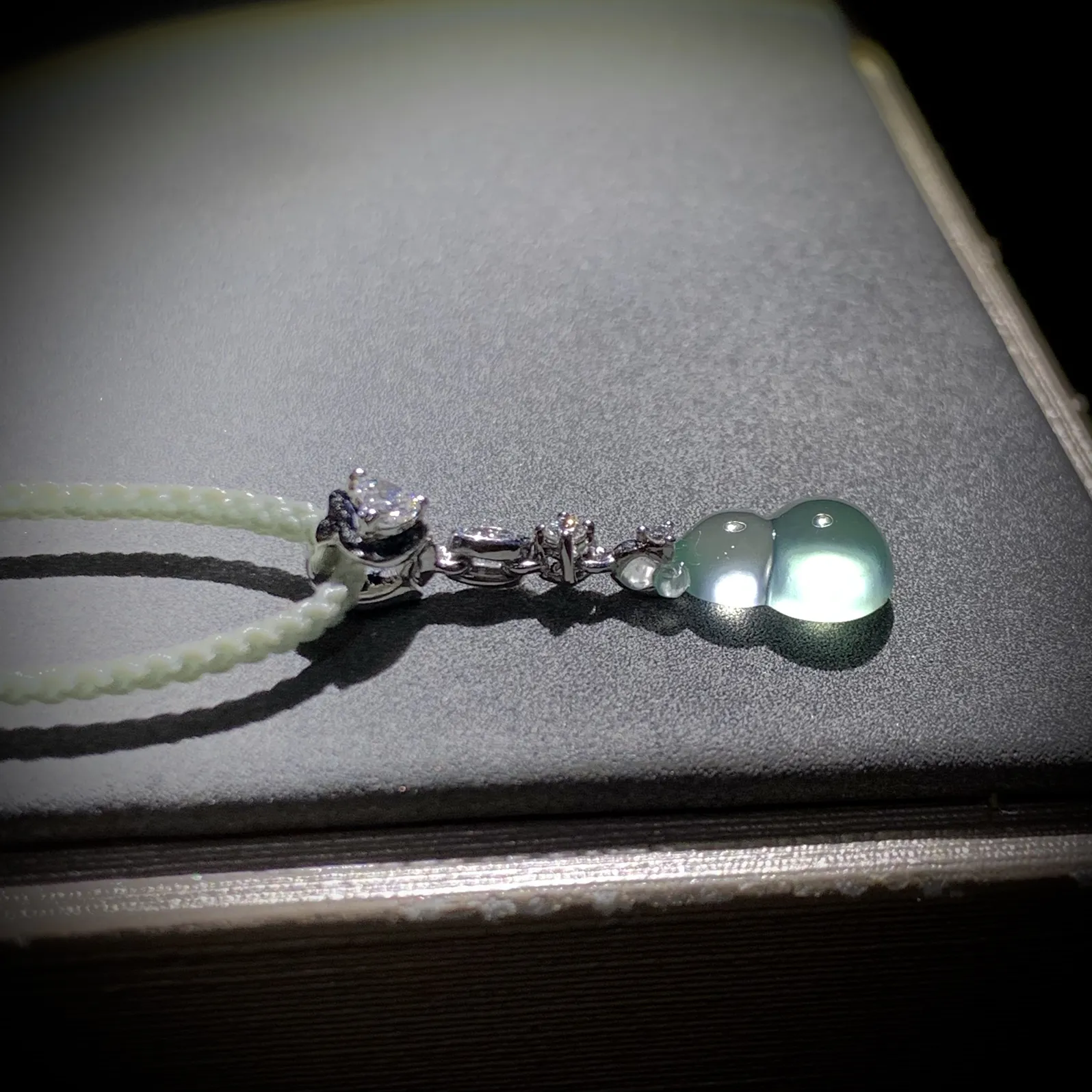 高质量翡翠葫芦吊坠小滴溜，
24.5-裸石11.5-7.5-4.2mm，
18K金，南非钻，