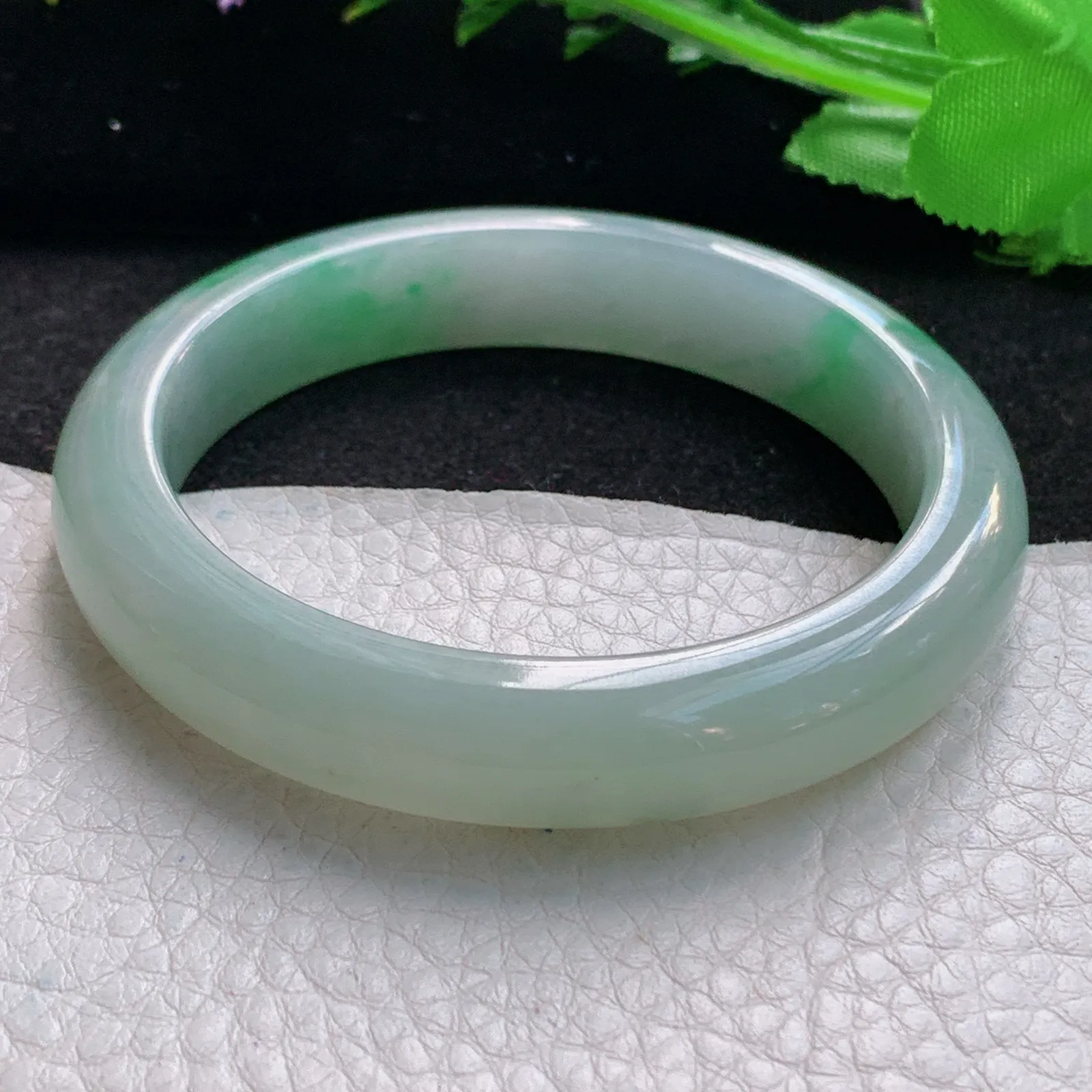 hf自然光55.5*11.5*8.2平安镯 缅甸翡翠a货精美飘绿秀气宽边玉手镯 玉手环