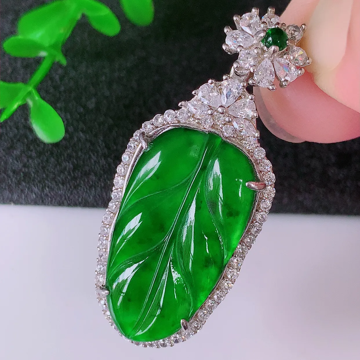 冰透满绿翡翠925银镶嵌叶子吊坠，自然光实拍，翠色灵动，颜色漂亮，种老水足，品相佳，佩戴佳品！#97.10整体39.5-16.5-7.5裸石23.5*11