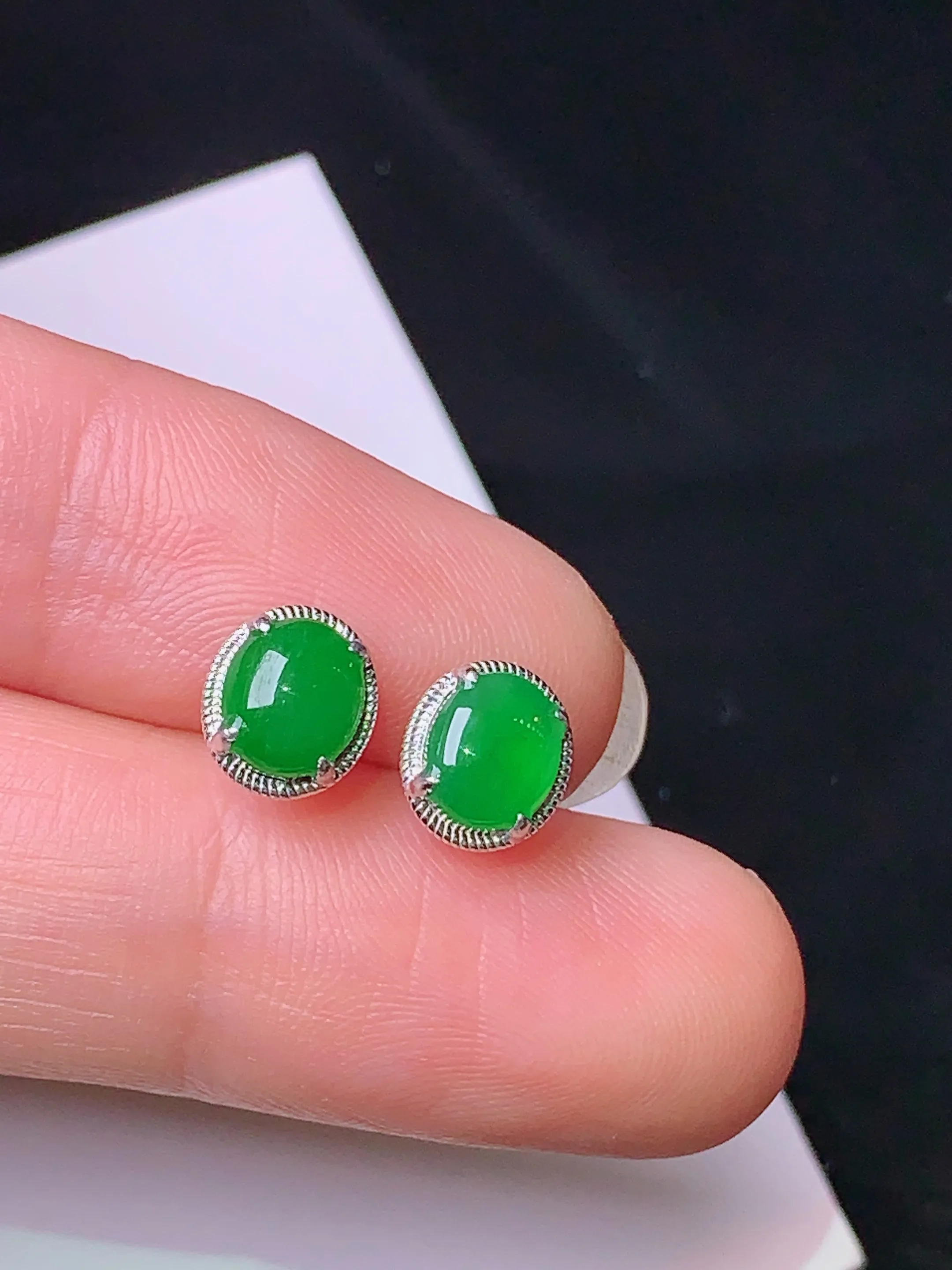 18k金镶嵌满绿蛋面耳钉 玉质细腻 色泽清新艳丽 整体尺寸7.3*6.5*3裸石5.8*5*2.3