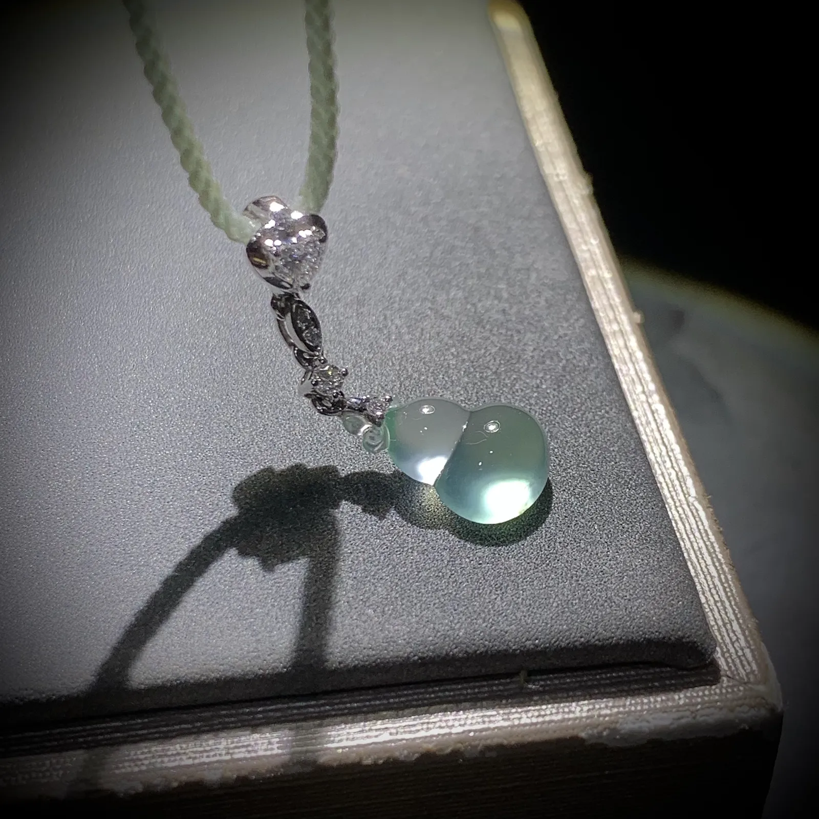 高质量翡翠葫芦吊坠小滴溜，
24.5-裸石11.5-7.5-4.2mm，
18K金，南非钻，