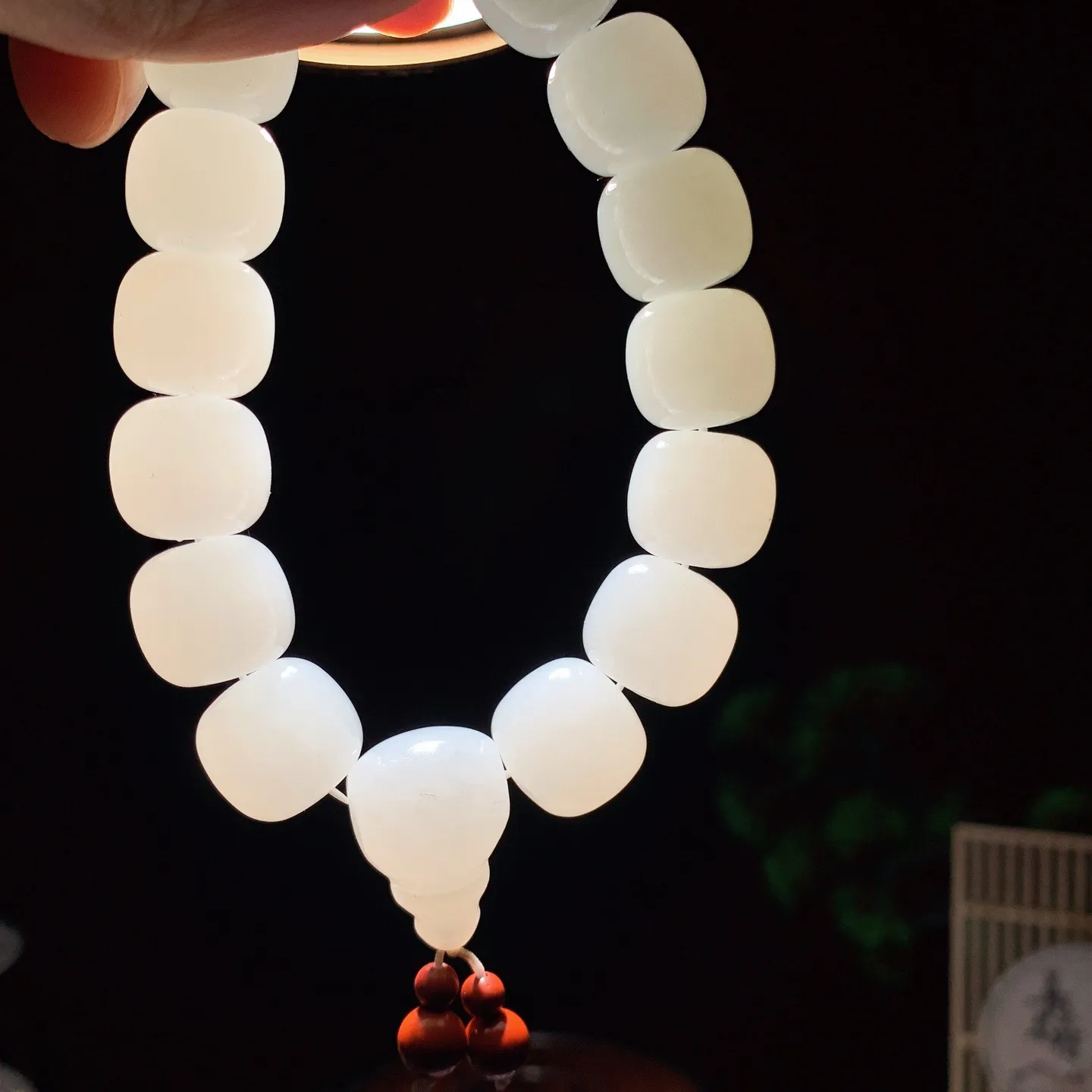 1和田玉白玉羊脂白老型珠手串。单颗尺寸13/14！玉质细腻油润。手推出油。佩戴高端典雅。lt251111