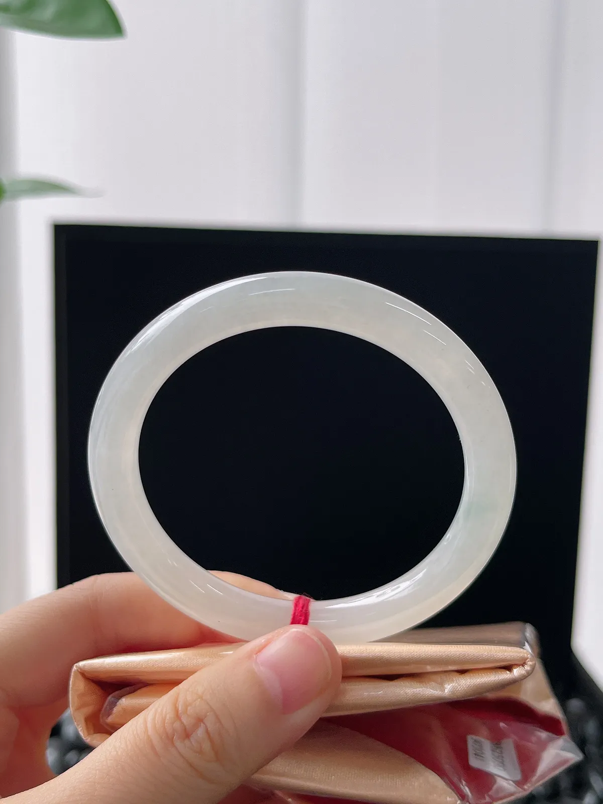 圆镯52.4圈口，翡翠冰糯种白色手镯