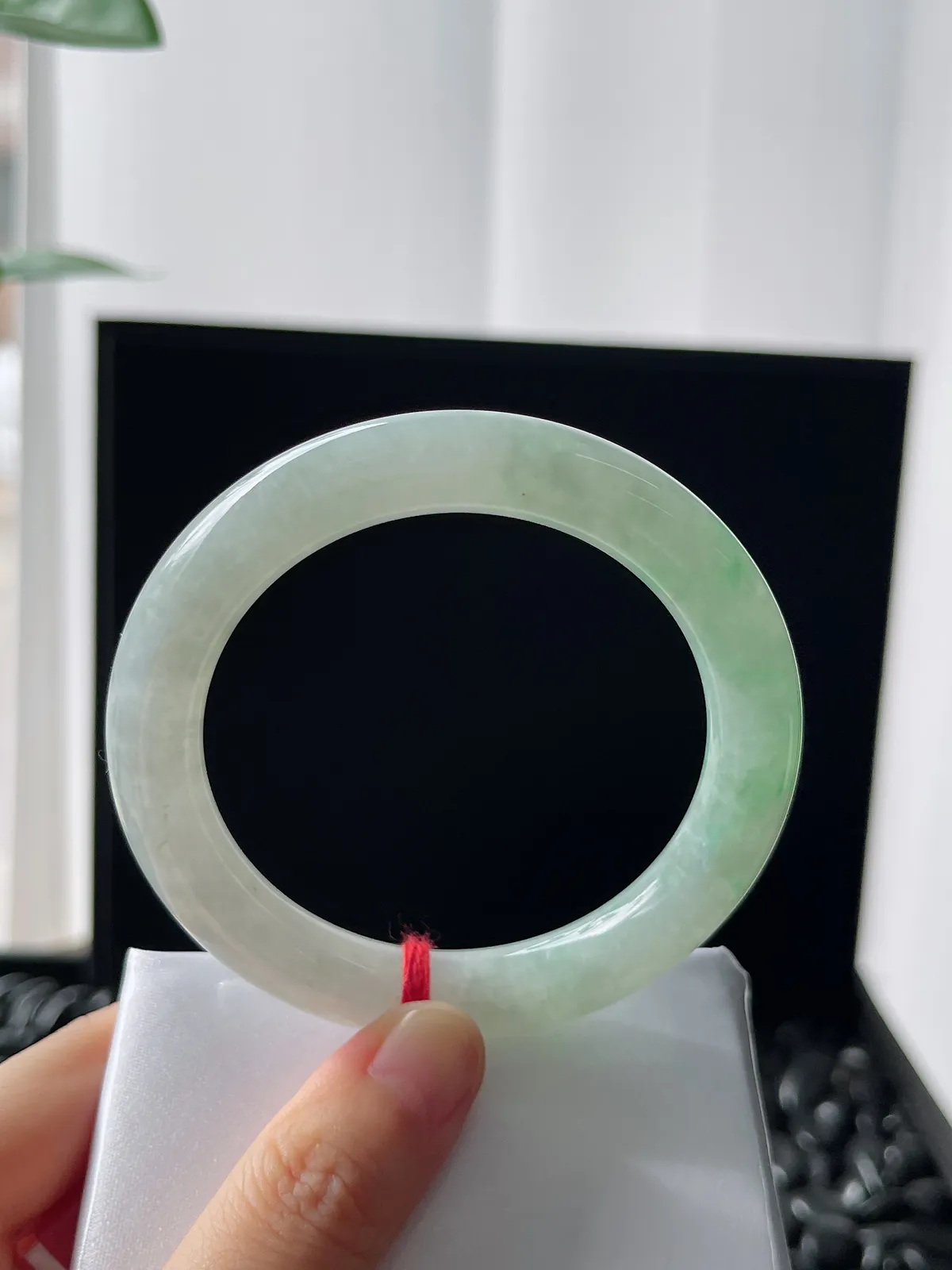 圆镯60.5圈口，翡翠冰糯种飘绿手镯