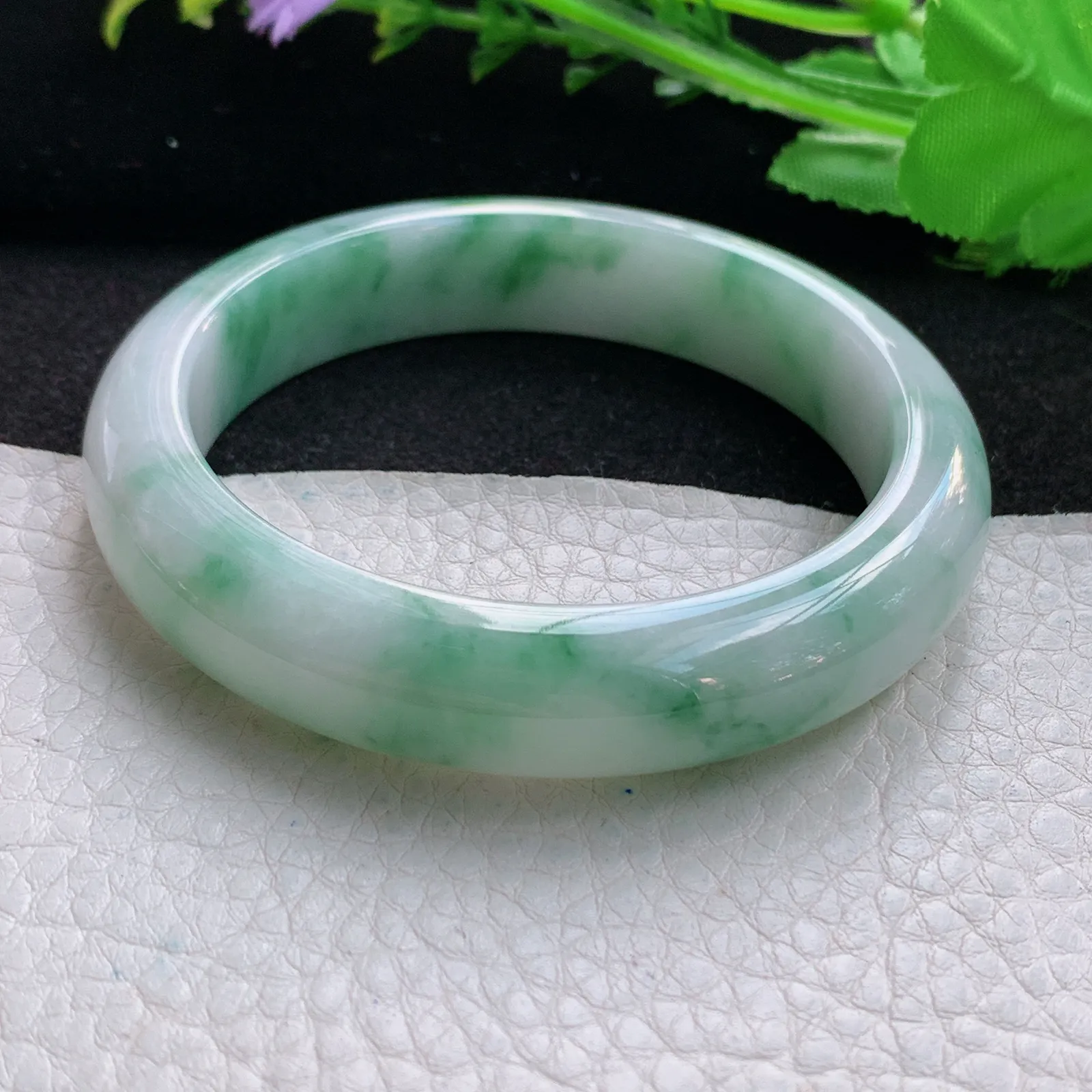 xc自然光57*12.8*8.5平安镯 缅甸翡翠a货精美飘绿花宽边玉手镯 玉手环