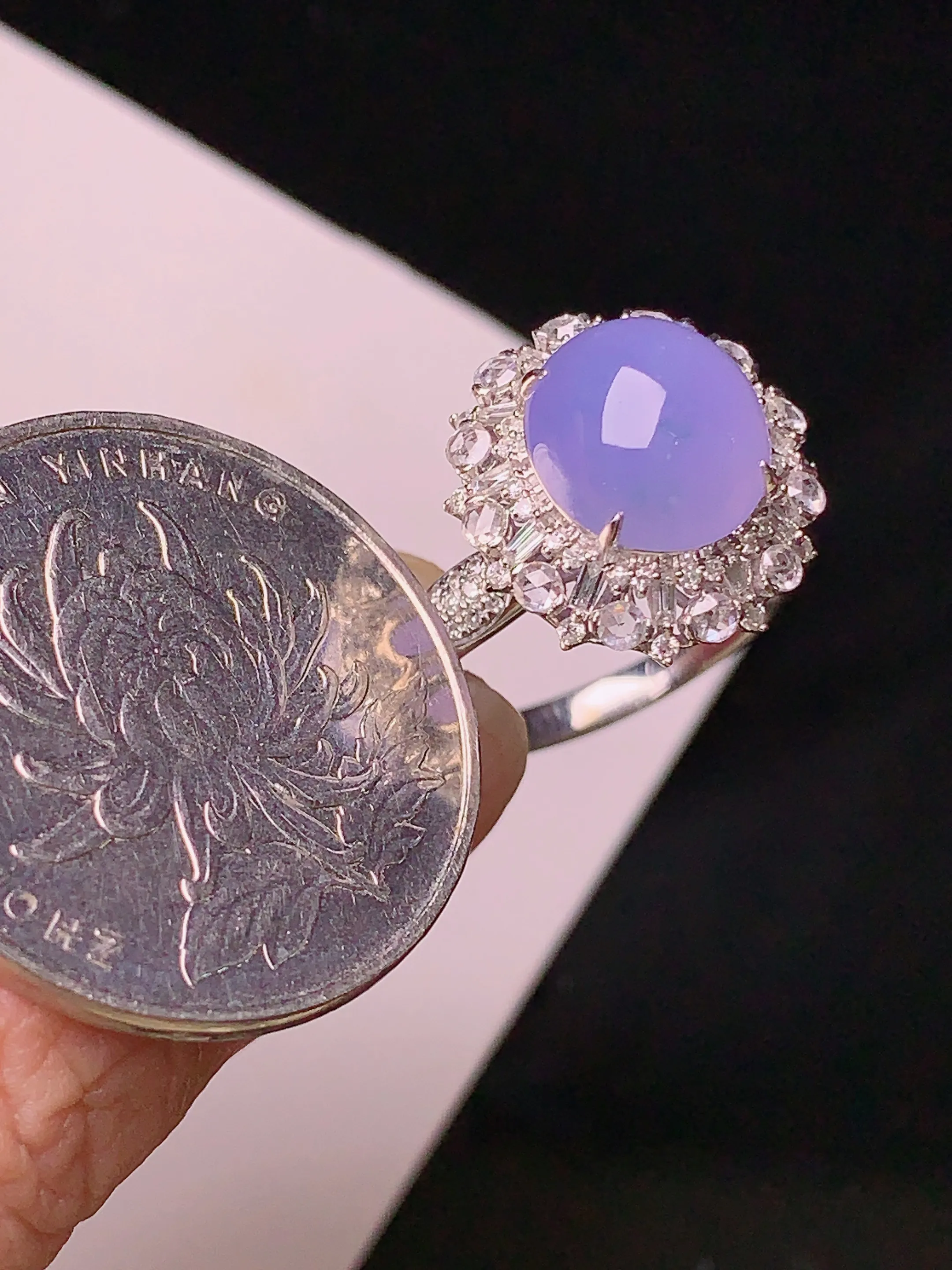 18k金钻镶嵌紫罗兰蛋面戒指 玉质细腻 色泽清新艳丽 圈14 整体尺寸15*14.3*11.5