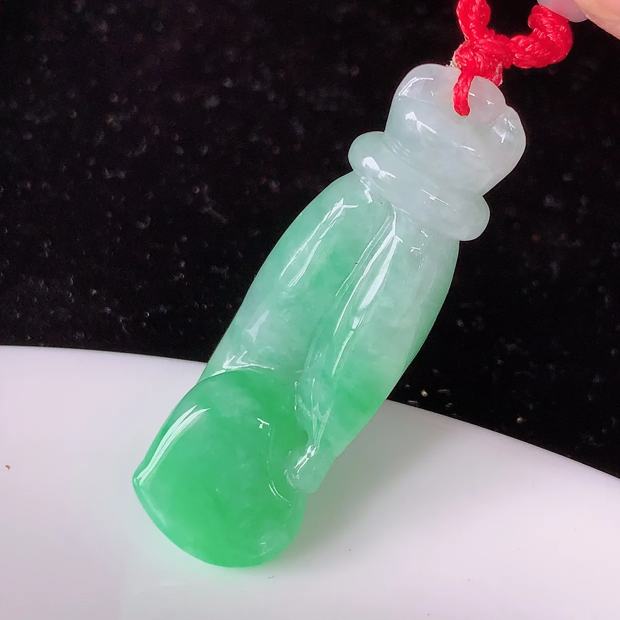 自然光实拍，冰润飘绿翡翠掌上明珠吊坠，翠色灵动，种老水足，寓意好，品相佳，佩戴佳品！#46.10