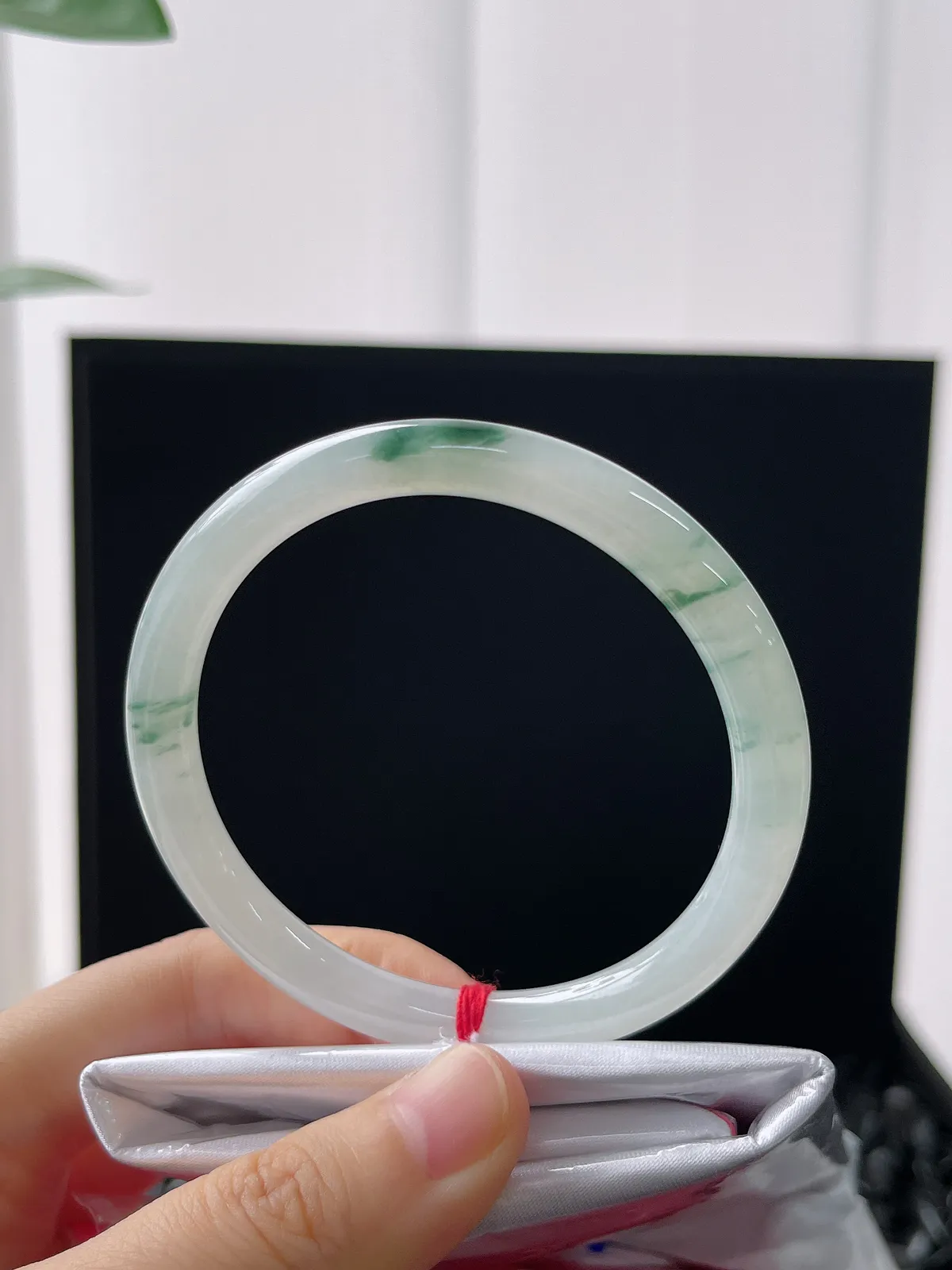 圆镯54.8圈口，翡翠冰糯种飘绿手镯