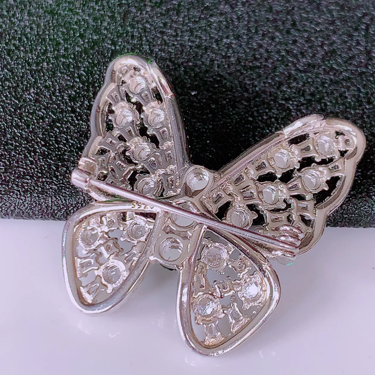 冰透满绿翡翠925银镶嵌蝴蝶胸针，自然光实拍，翠色灵动，颜色漂亮，种老水足，品相佳，佩戴佳品！#97.10整体31*31.5-9裸裸2.5*2.5