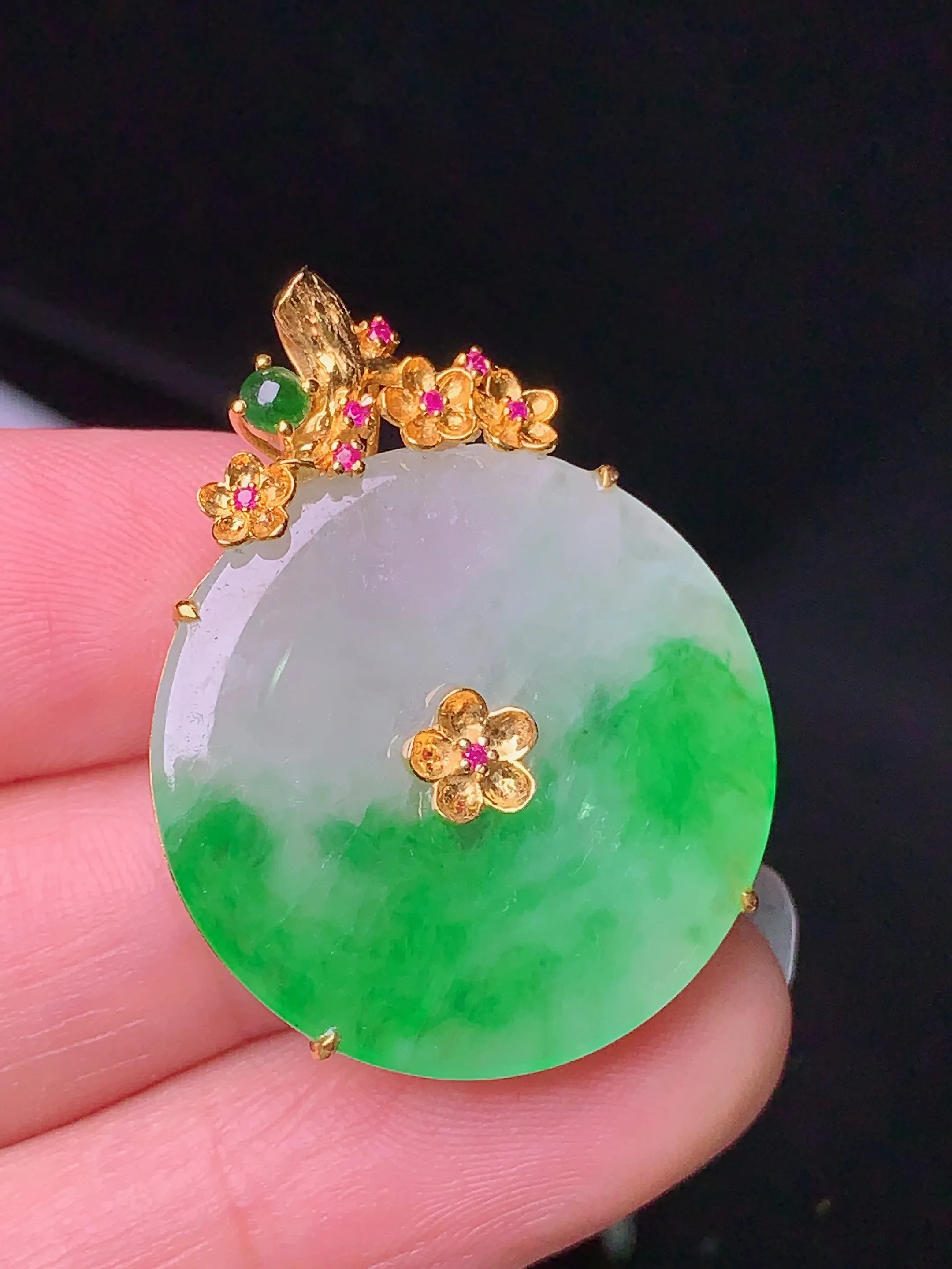 18k金镶嵌翠绿平安扣吊坠 玉质细腻 色泽清新艳丽 裸石尺寸31.8*24.5*2.5