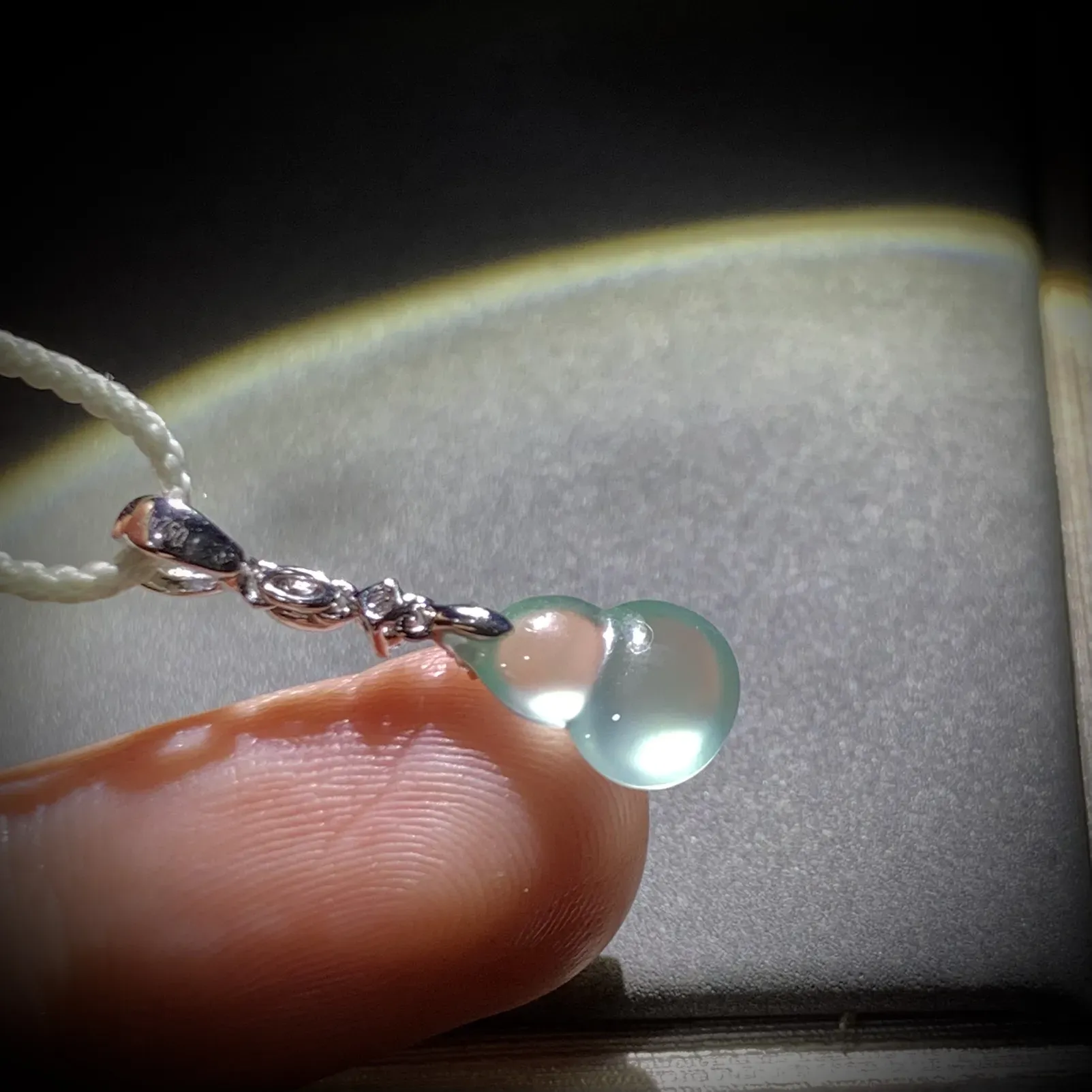 精致小葫芦吊坠，
24.5-裸石11.2-7.8-4mm，
18K金，南非钻，