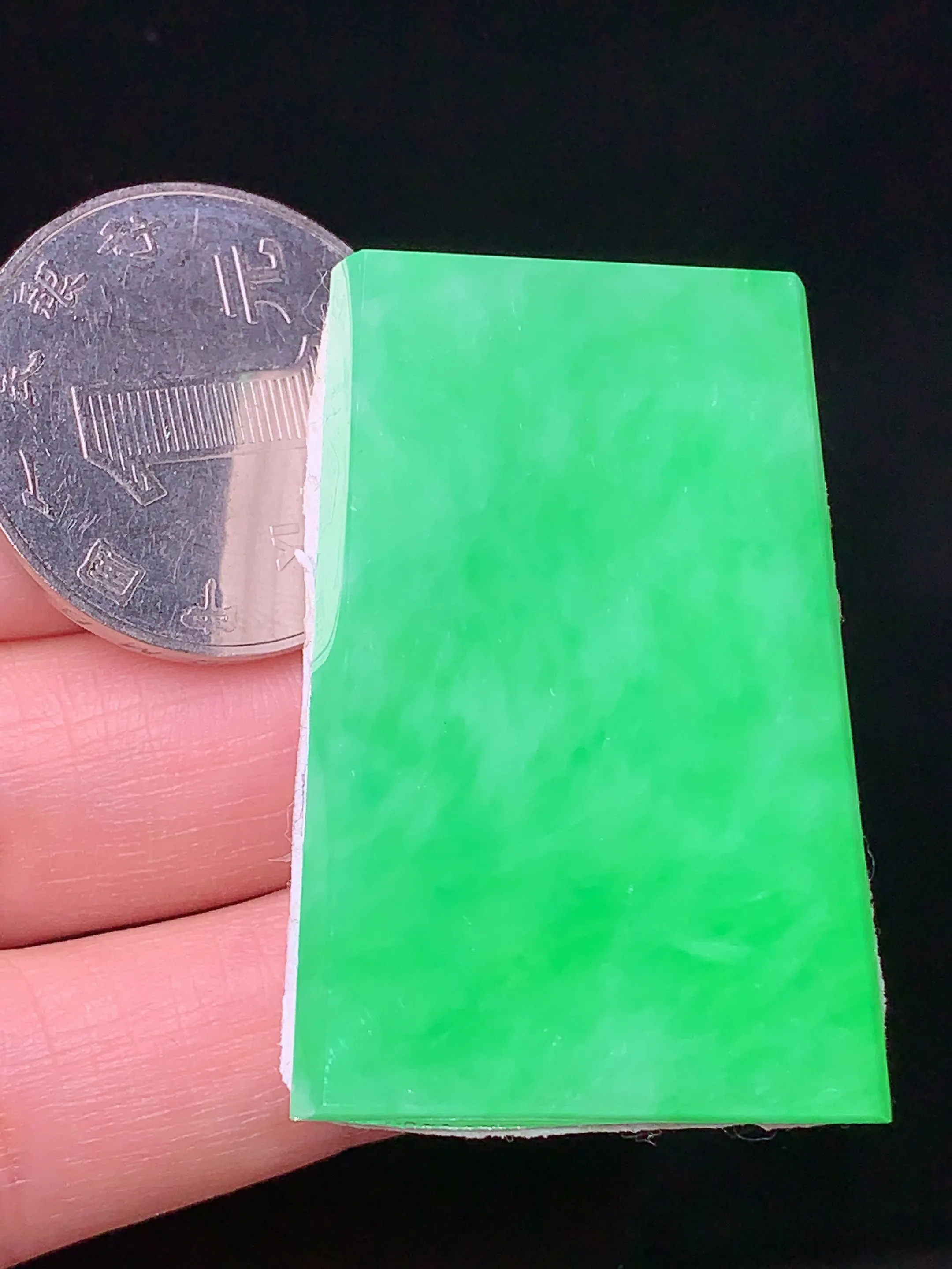 镶嵌款 翠绿无事牌吊坠 玉质细腻 色泽清新艳丽 整体尺寸41.3*27.3*3.2