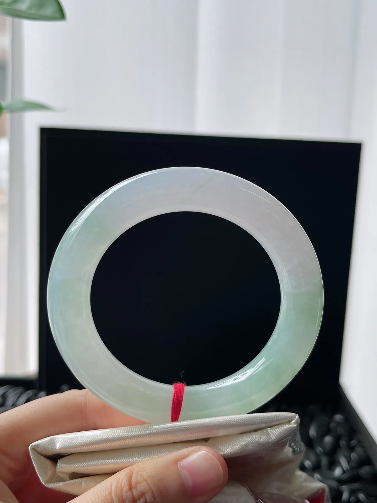 圆镯55圈口，翡翠冰糯种浅绿色手镯