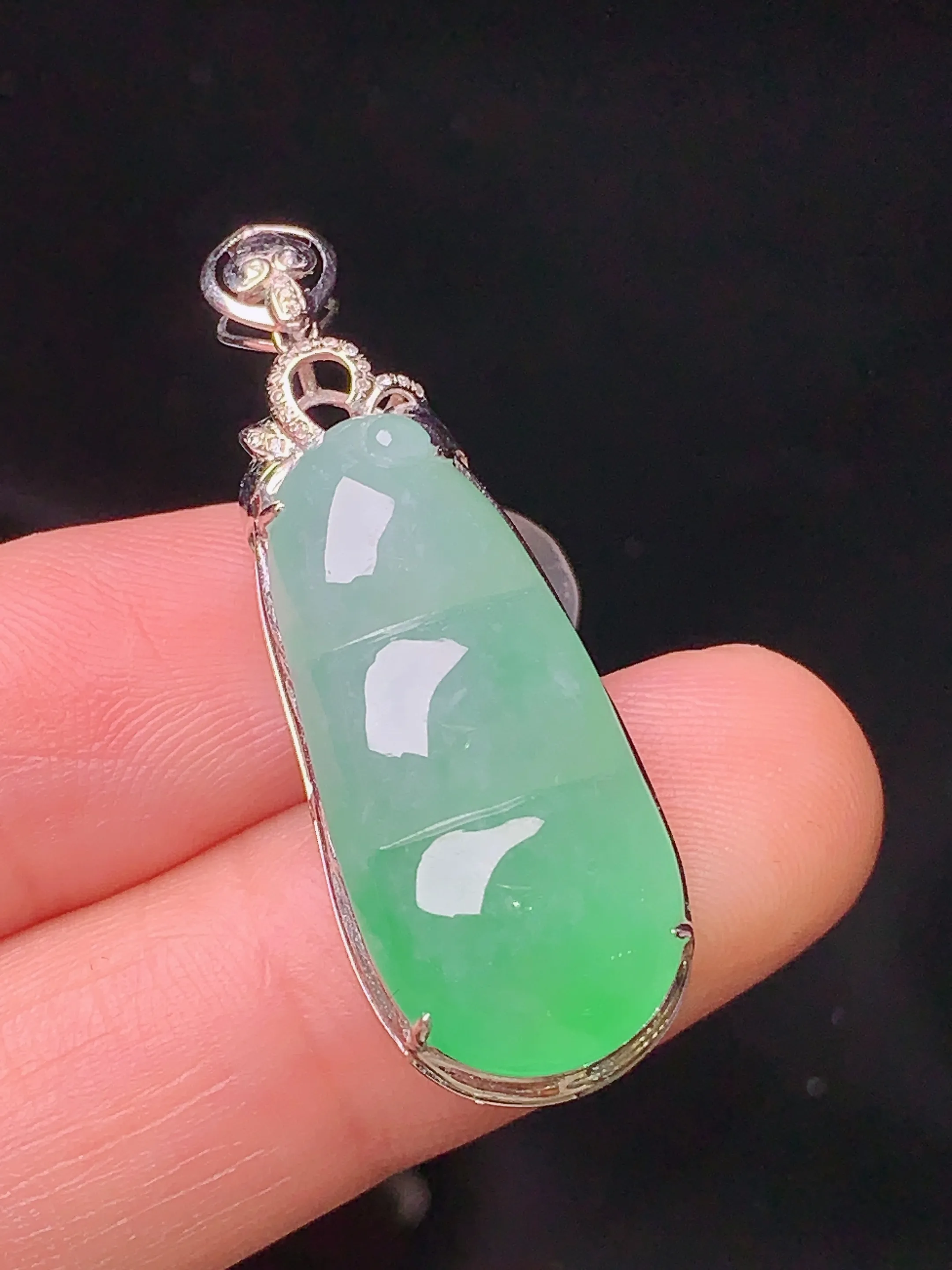 18k金钻镶嵌翠绿四季豆吊坠 玉质细腻 色泽清新艳丽 整体尺寸35.6*12.5*6.6