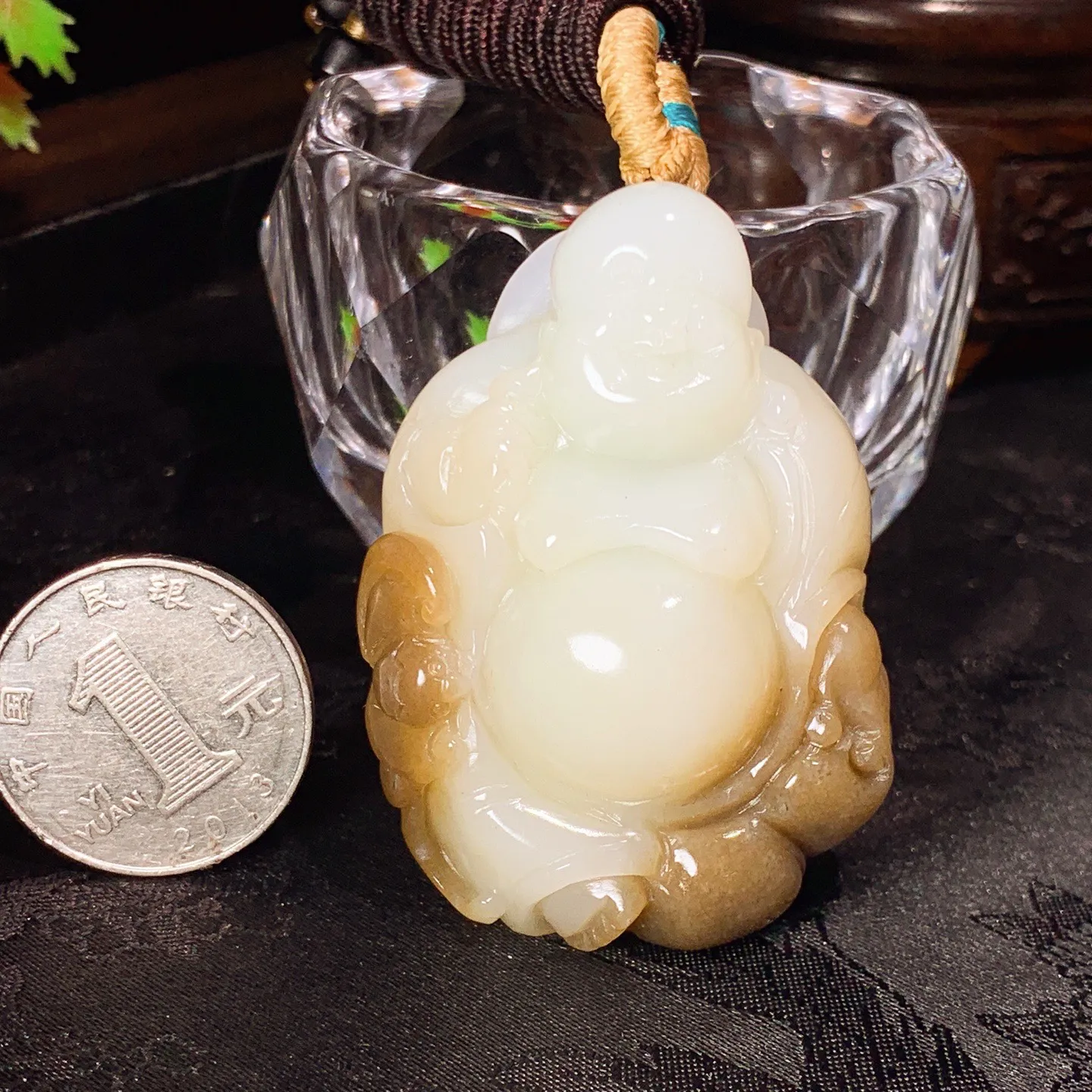 新疆和田玉且末糖佛引福来挂件。尺寸57/40/23重69.5克。白度一级。玉质细腻油润。手推出油。佩戴高端典雅。lt251111