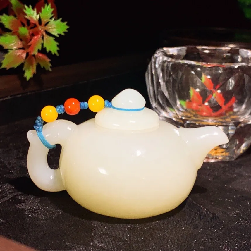 和田玉白玉把把壶。尺寸43/75重116.8克。玉质细腻油润。手推出油。佩戴高端典雅。lt251111