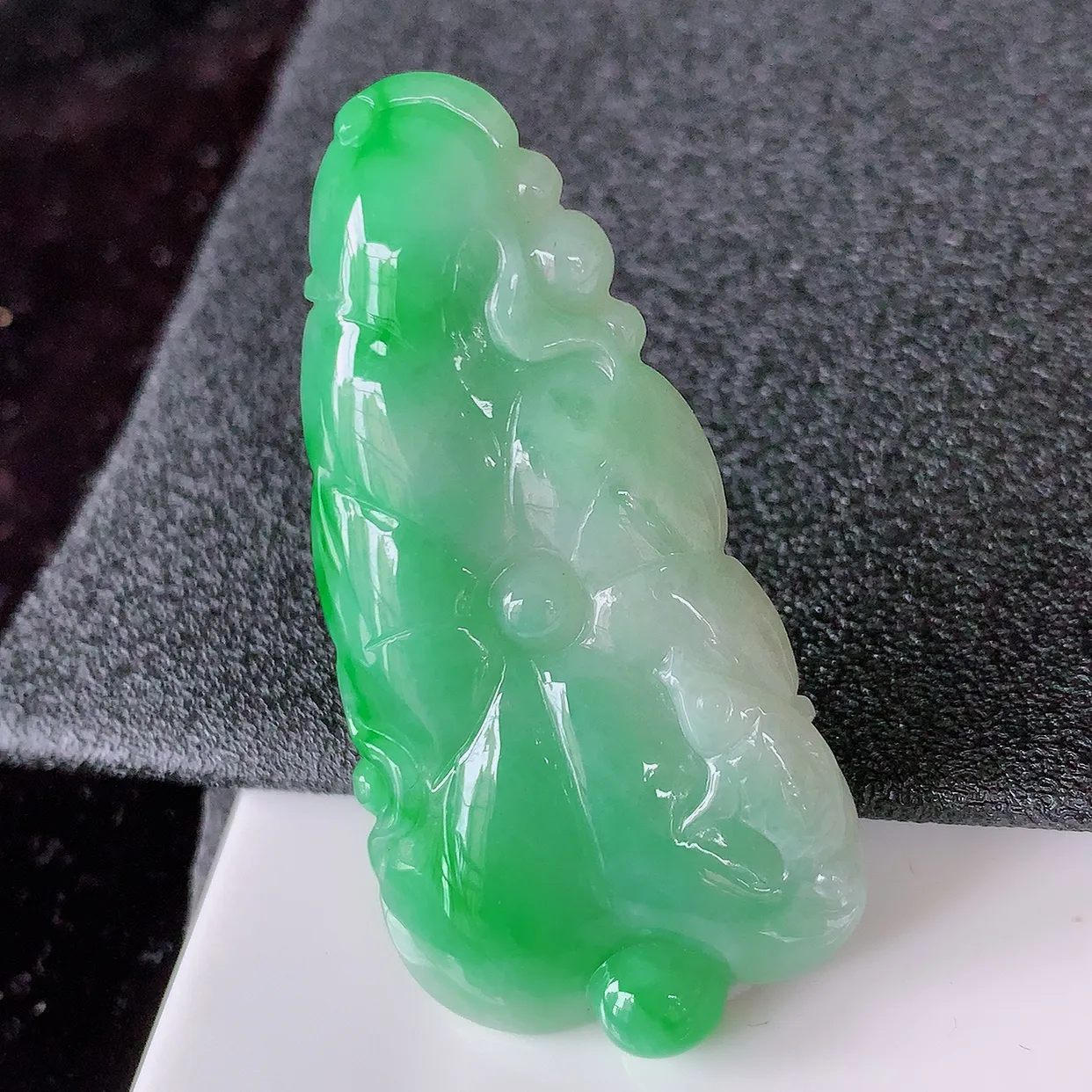 自然光实拍，冰润飘绿翡翠荷叶鱼、和和美美玉坠，财源广进，自然隐逸、荷本是素不着尘之物，有和美之寓意。