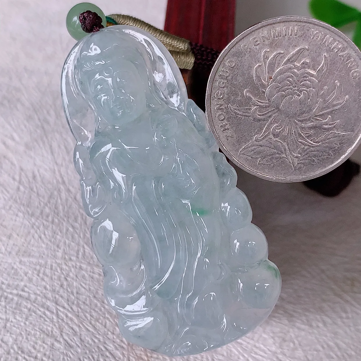 自然光实拍，冰种飘花观音菩萨吊坠，赐福翡翠观音，翠绿迷人，观音面相端庄，佩戴时尚出众！#46.10